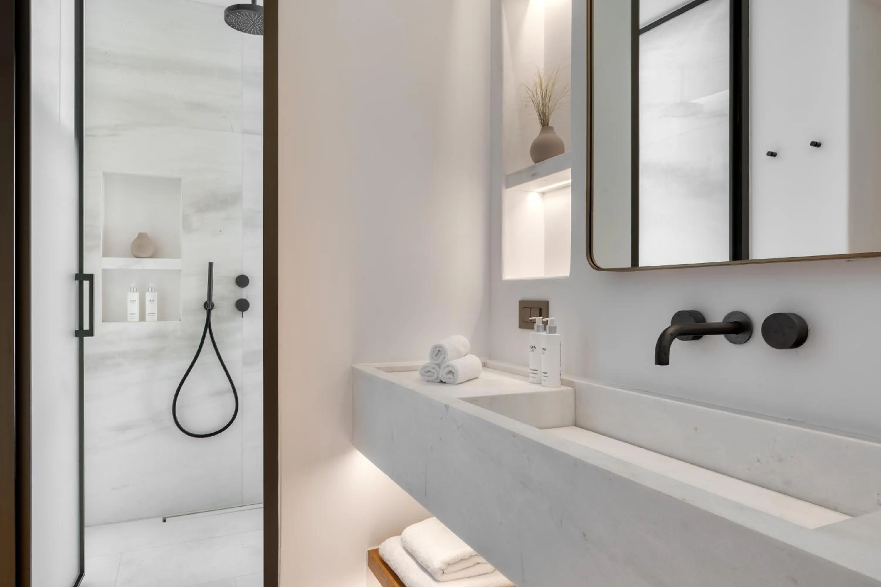 Bathroom in Sandblu Santorini, LXR Hotels & Resorts