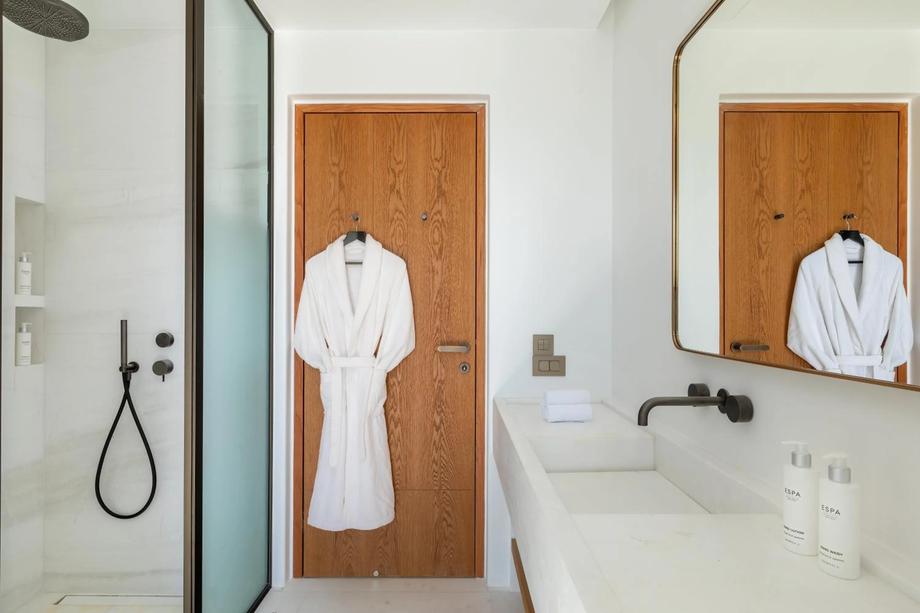 Bathroom in Sandblu Santorini, LXR Hotels & Resorts