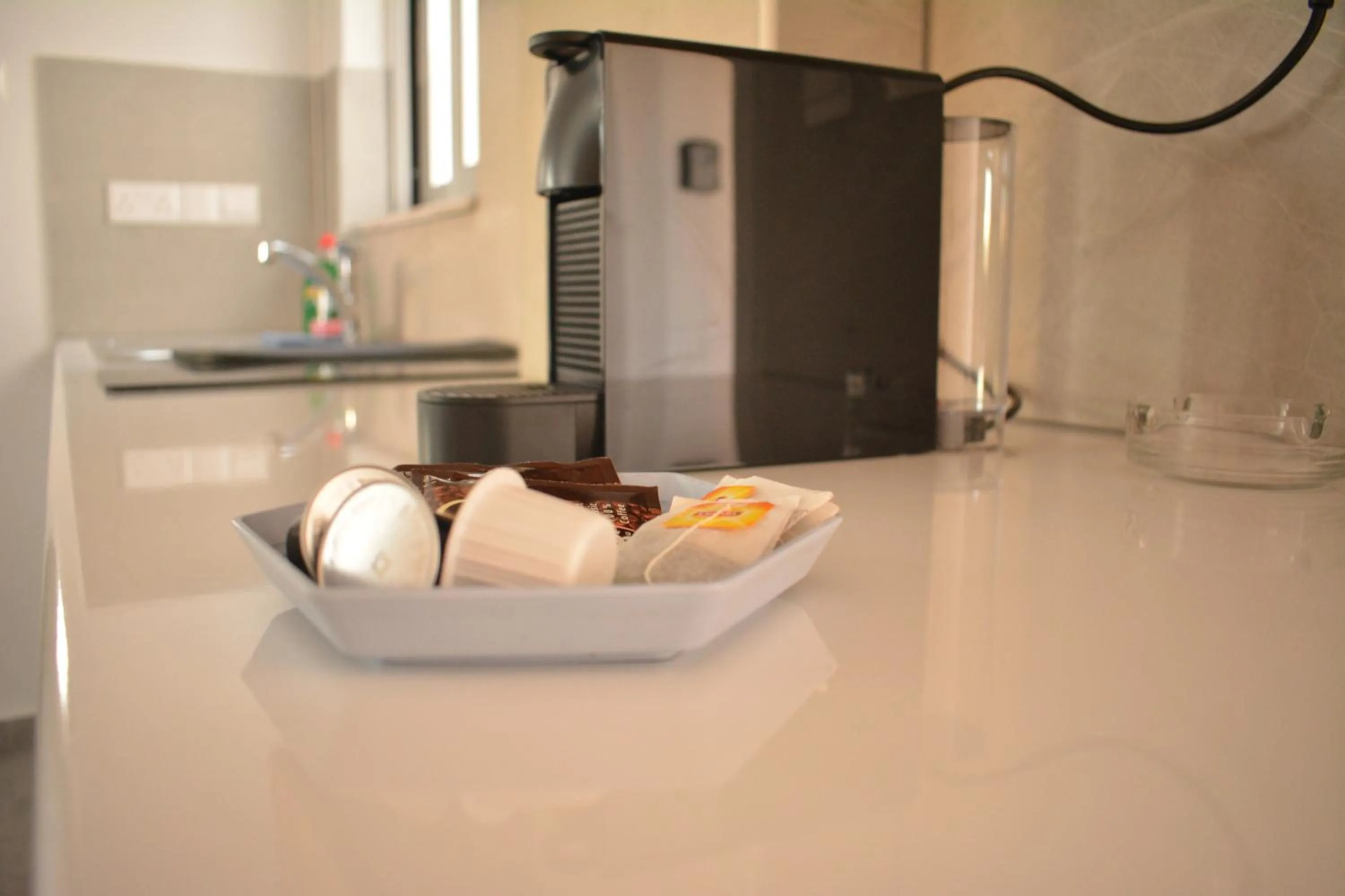 Coffee/tea facilities in Green Bay Suites