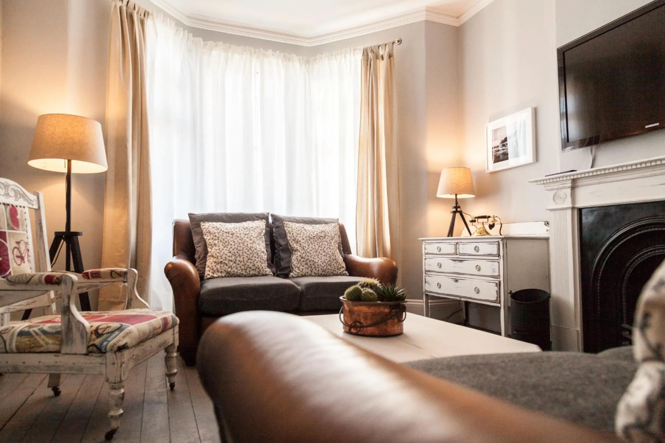 Communal lounge/ TV room in Antique House B&B