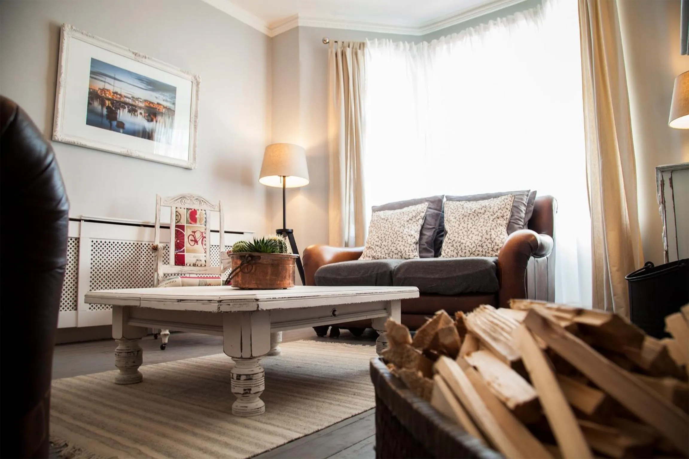 Communal lounge/ TV room in Antique House B&B