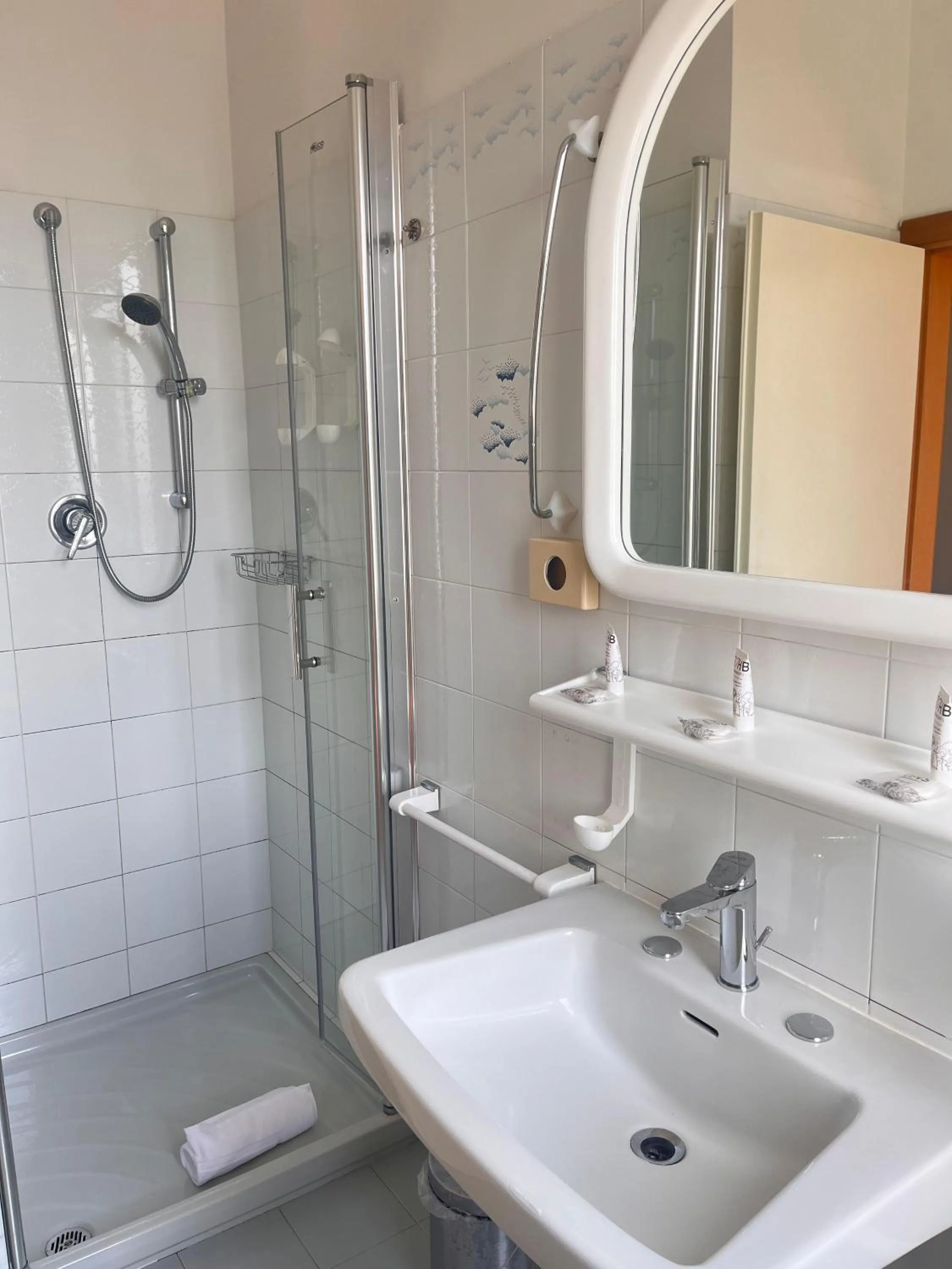 Shower in Hotel Delfino