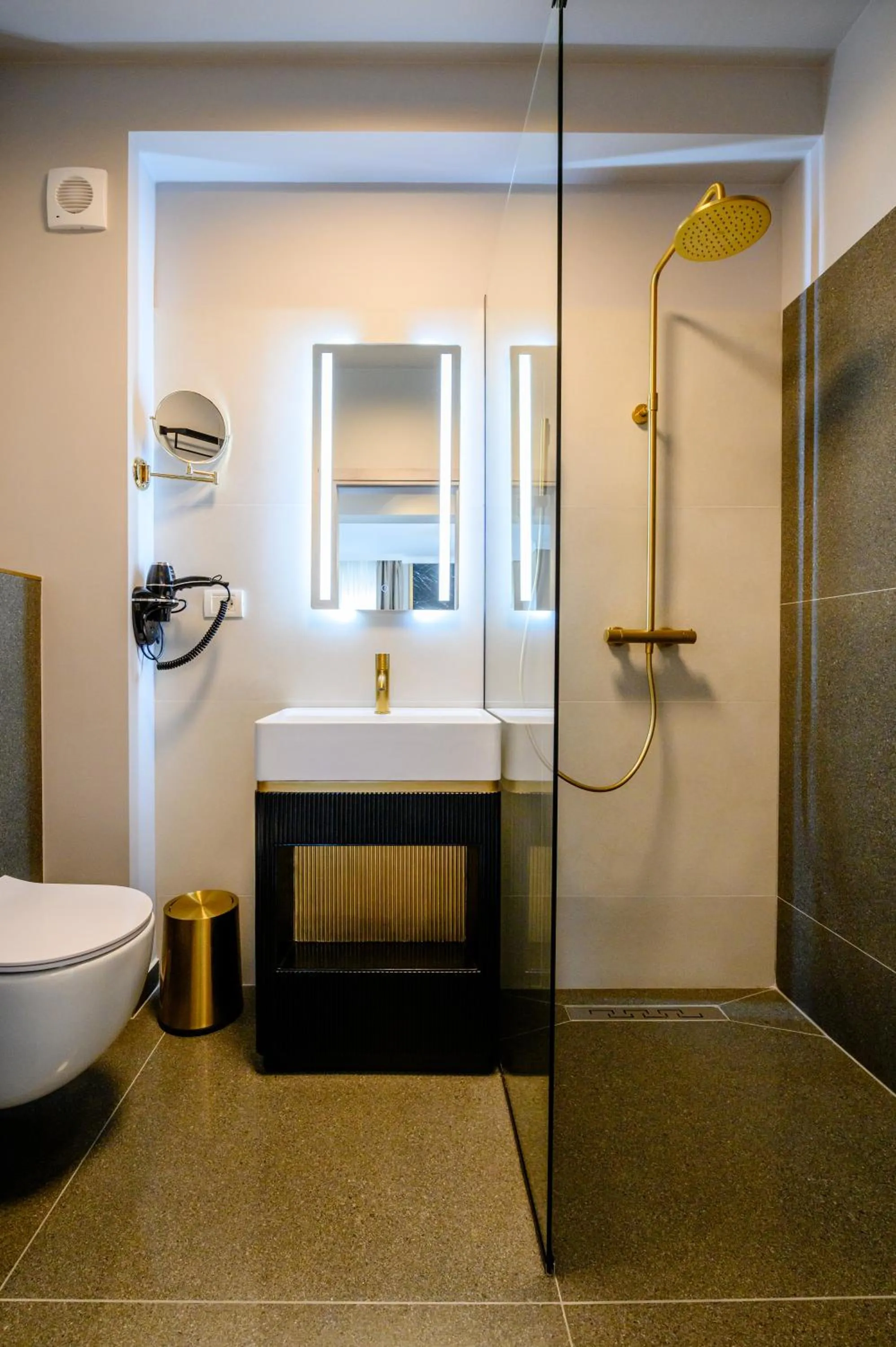 Shower in Elitte Inn & Suites