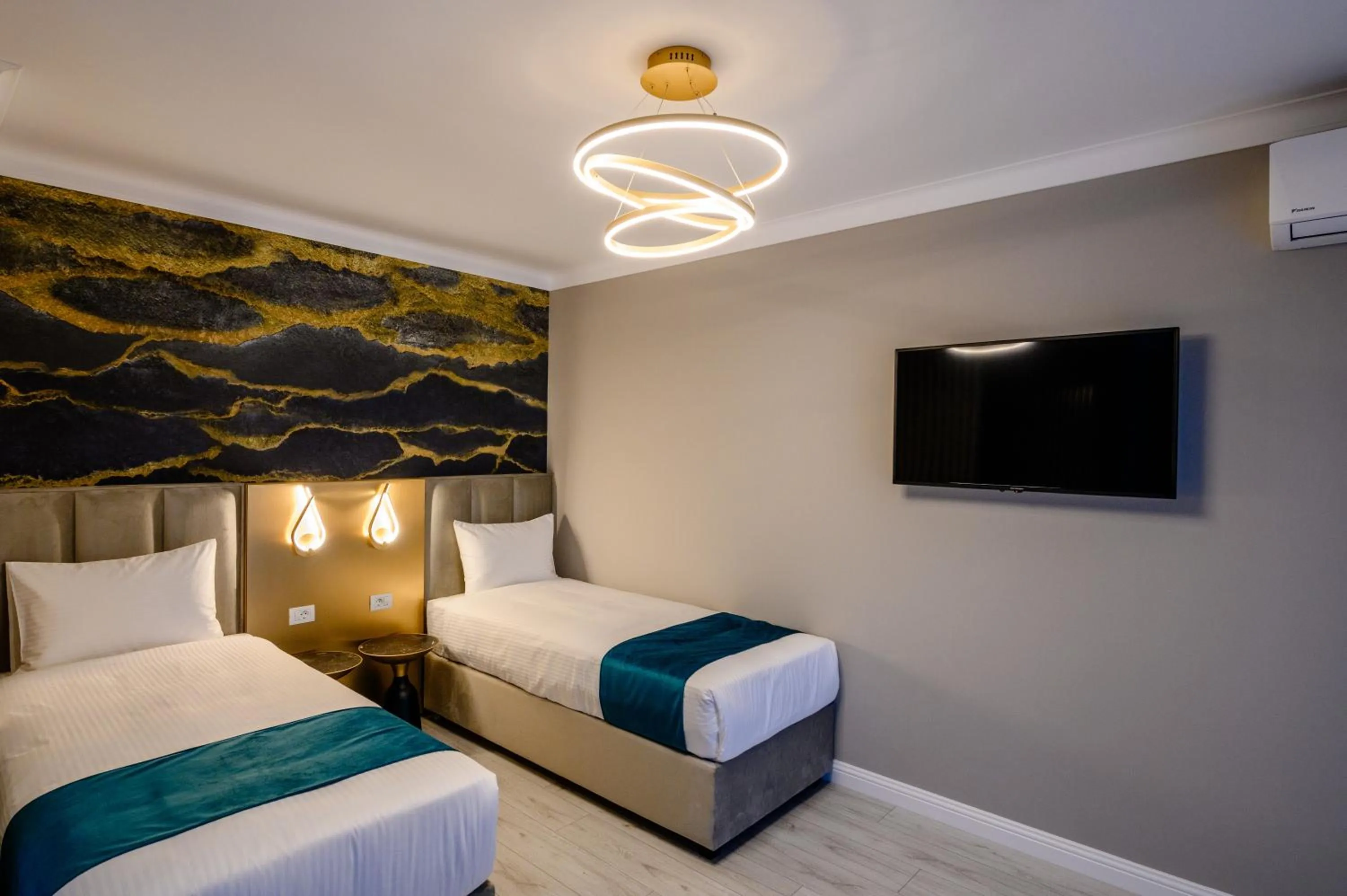 Communal lounge/ TV room, Bed in Elitte Inn & Suites