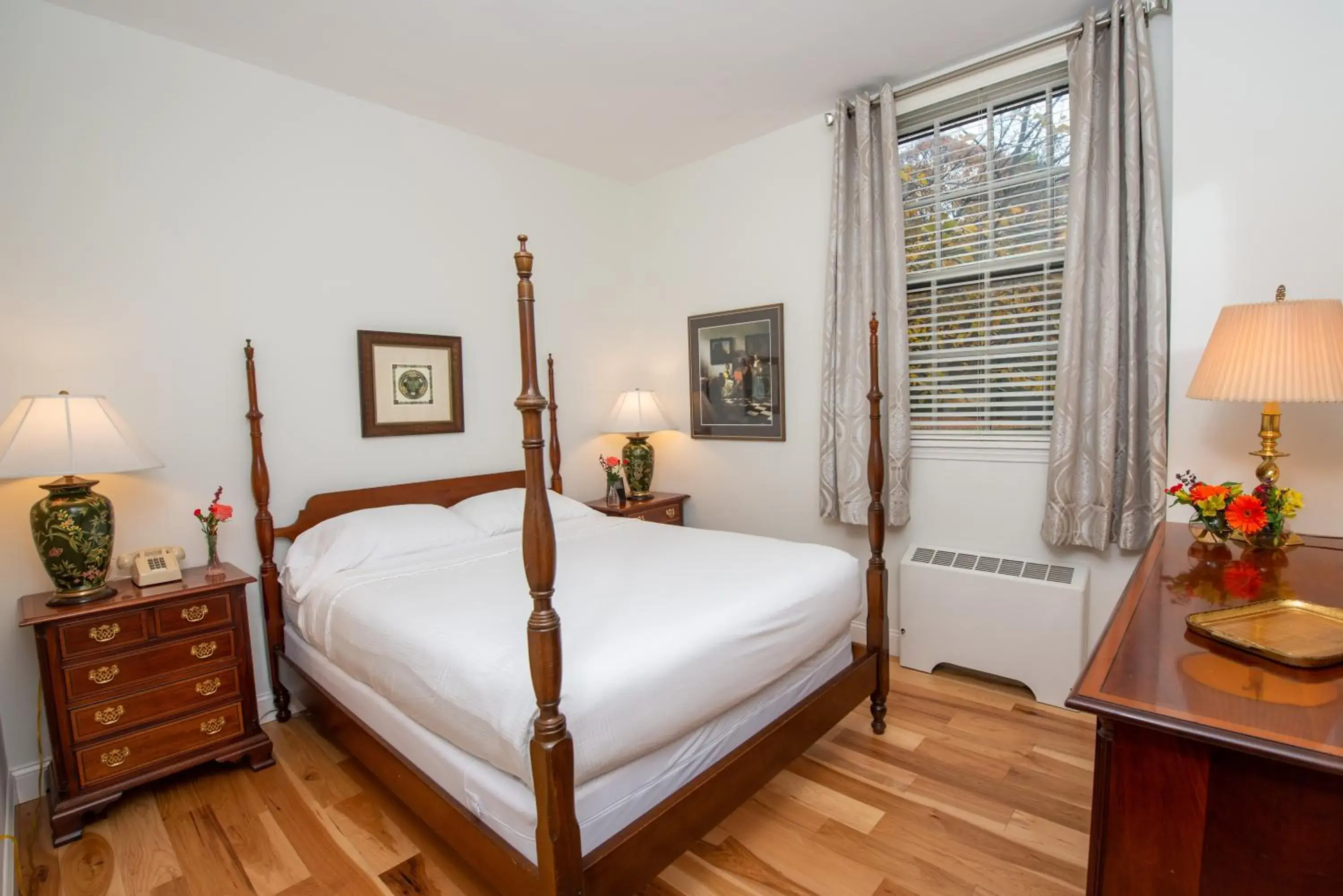 Bedroom in Geneva On The Lake Boutique Resort Hotel Bedroom in Geneva On The Lake Boutique Resort Hotel