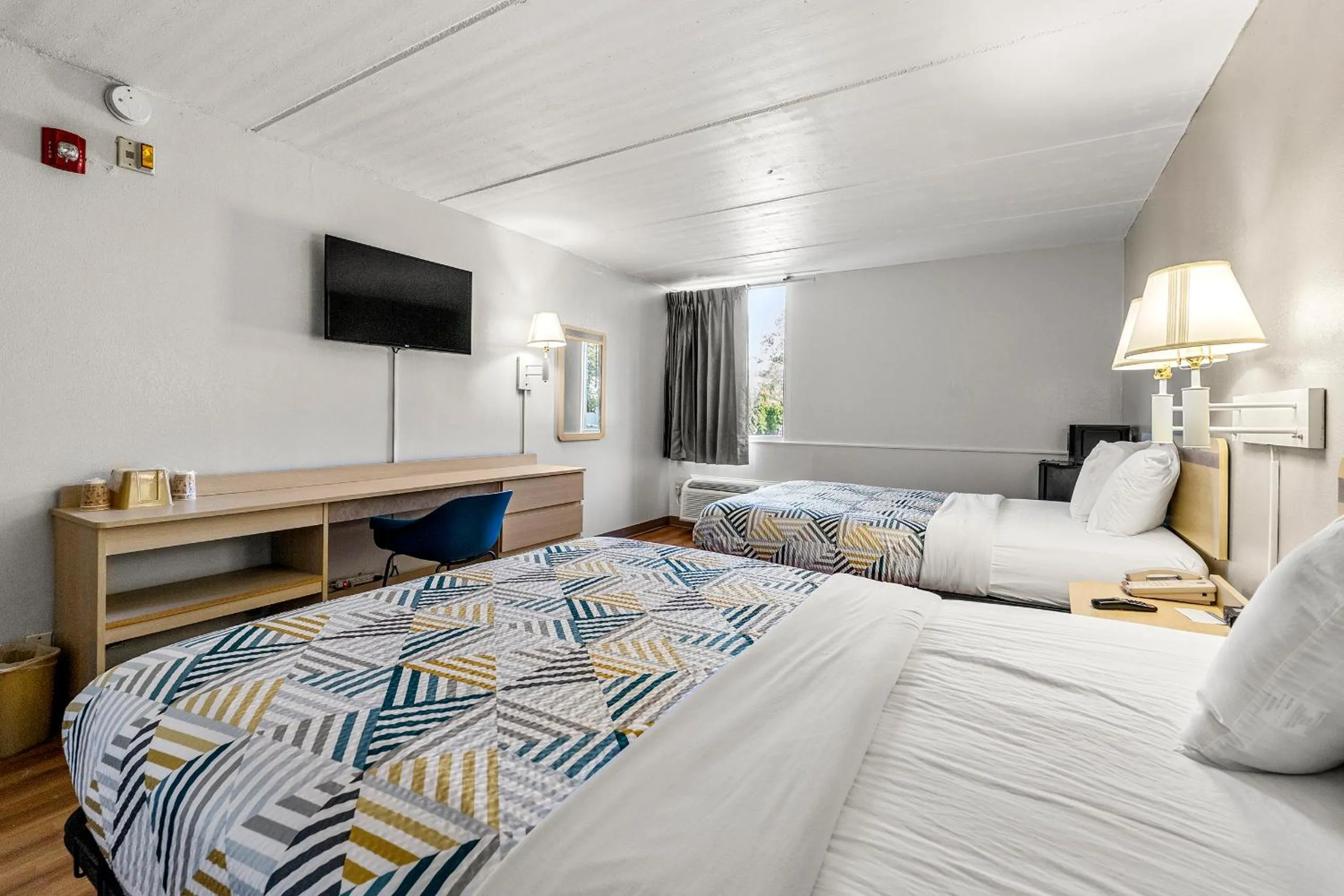 TV and multimedia, Bed in Motel 6-Decatur, GA