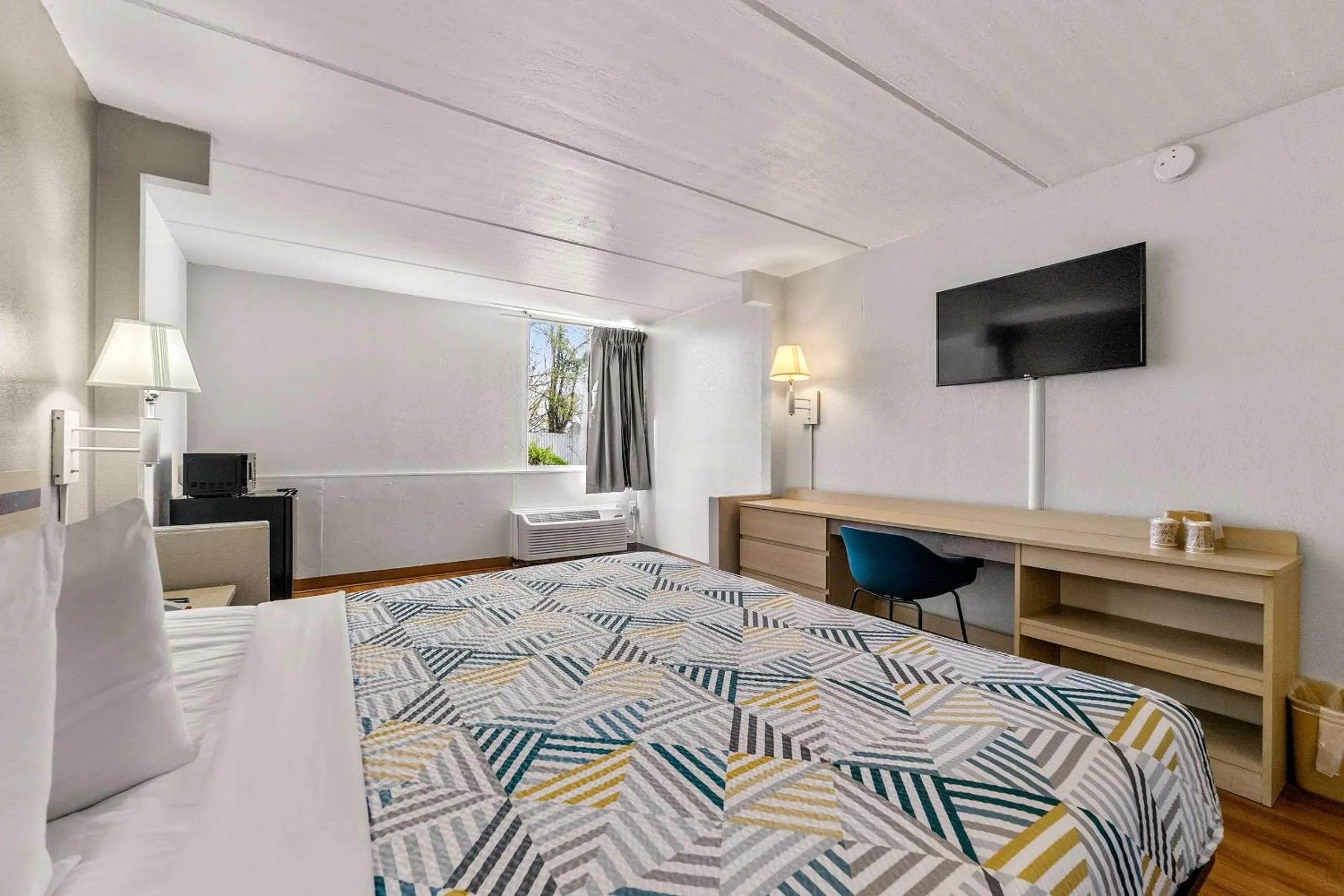 Bedroom, Bed in Motel 6-Decatur, GA