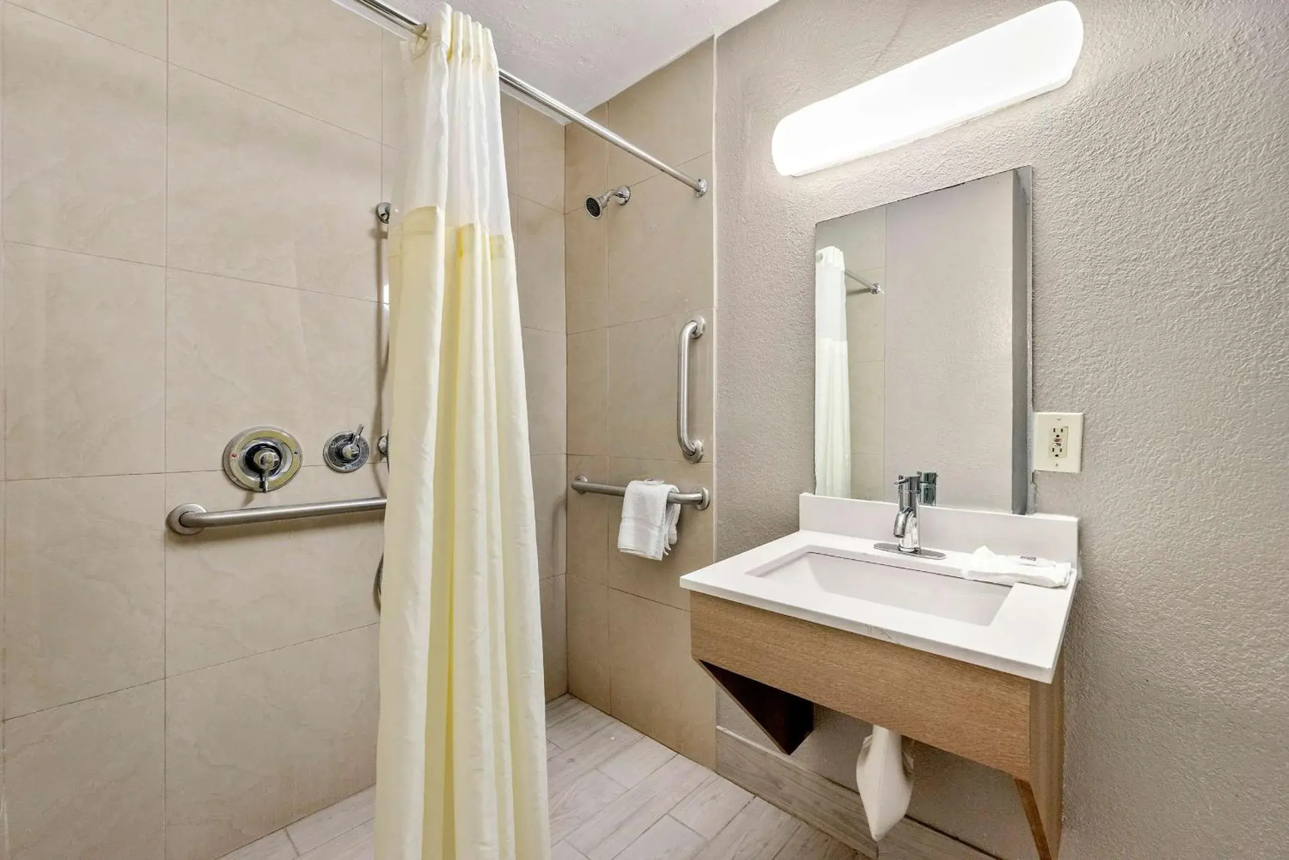 Bathroom in Motel 6-Decatur, GA Bathroom in Motel 6-Decatur, GA