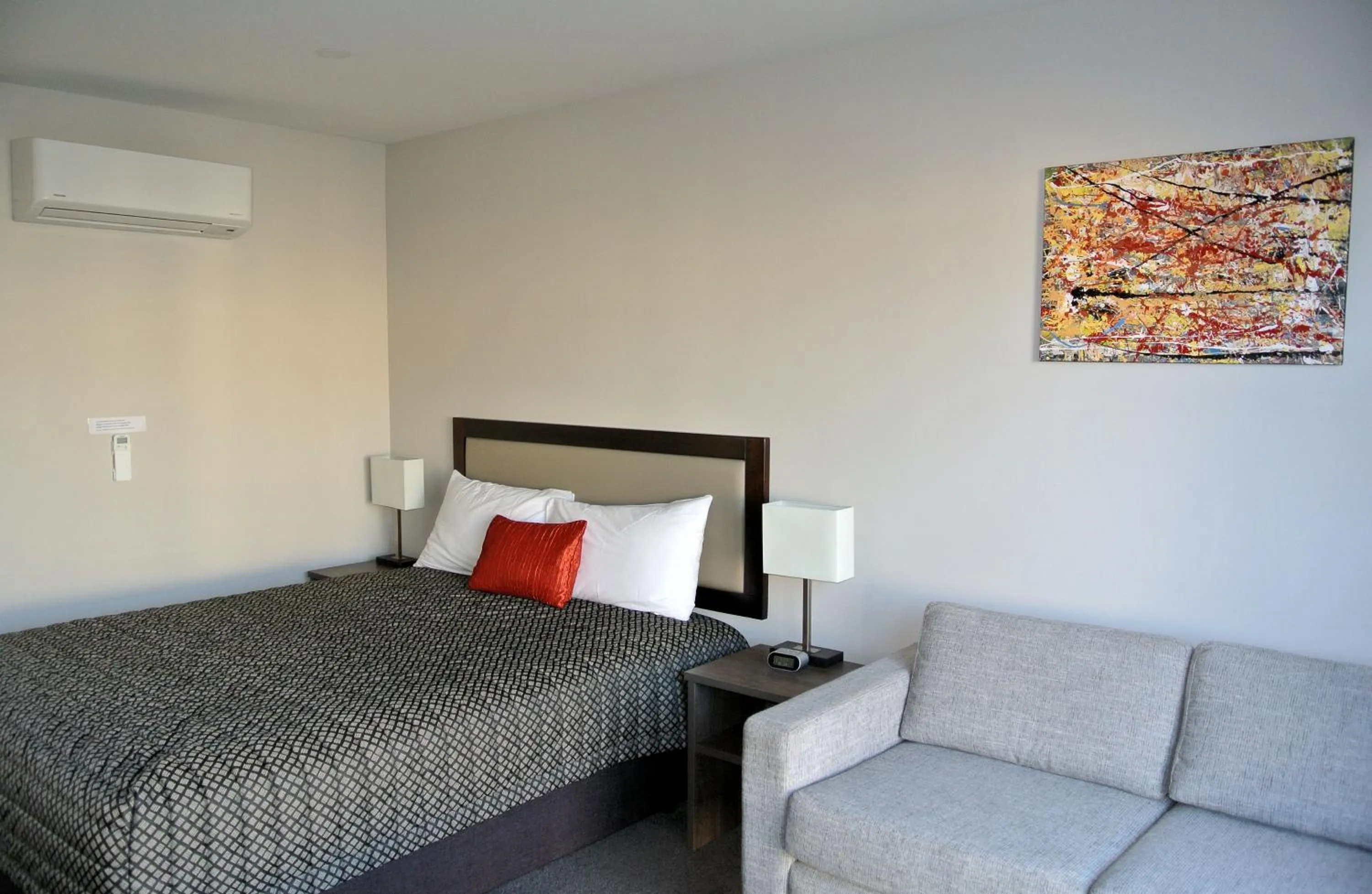 Photo of the whole room, Bed in Oxford Village Motels