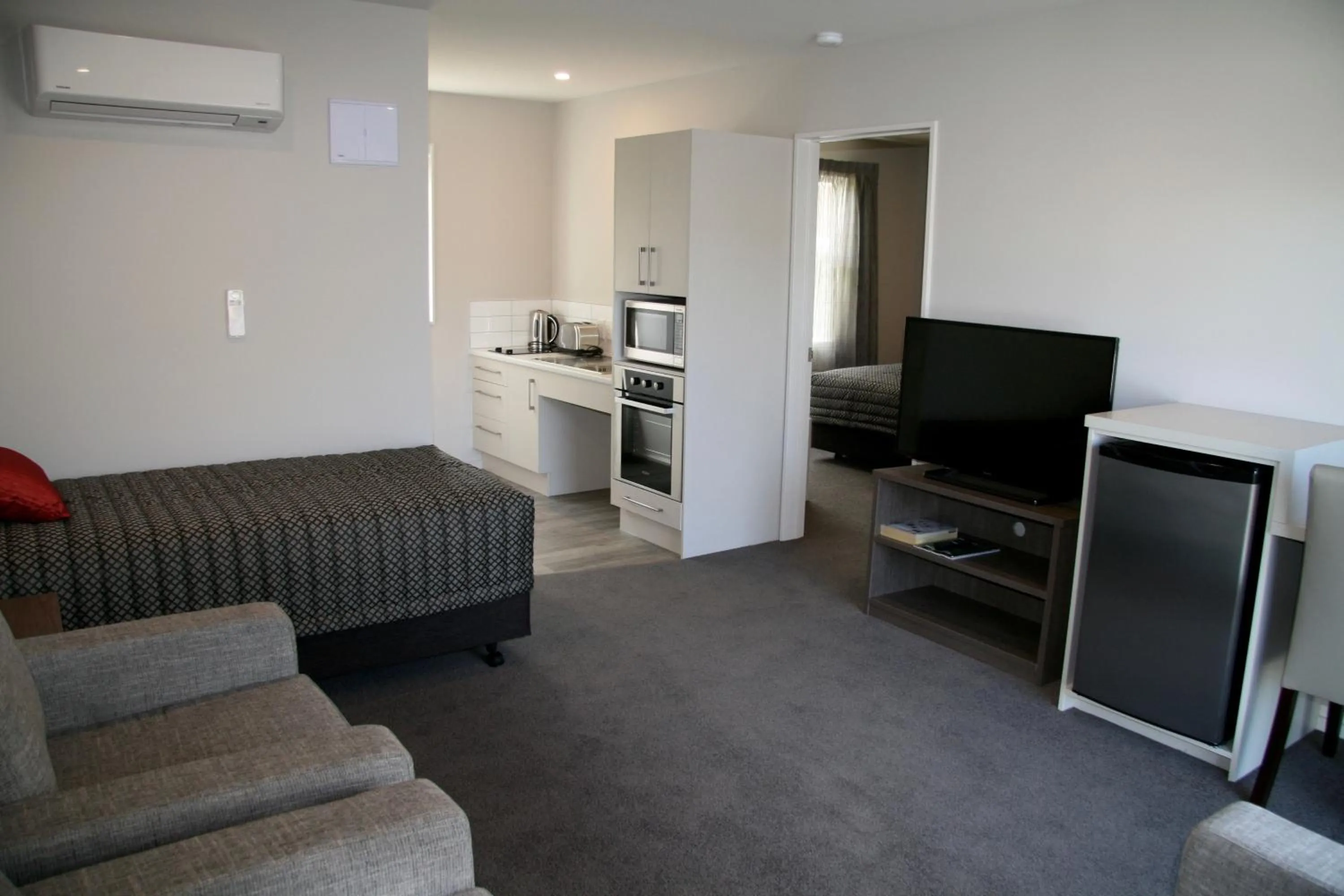 Living room in Oxford Village Motels