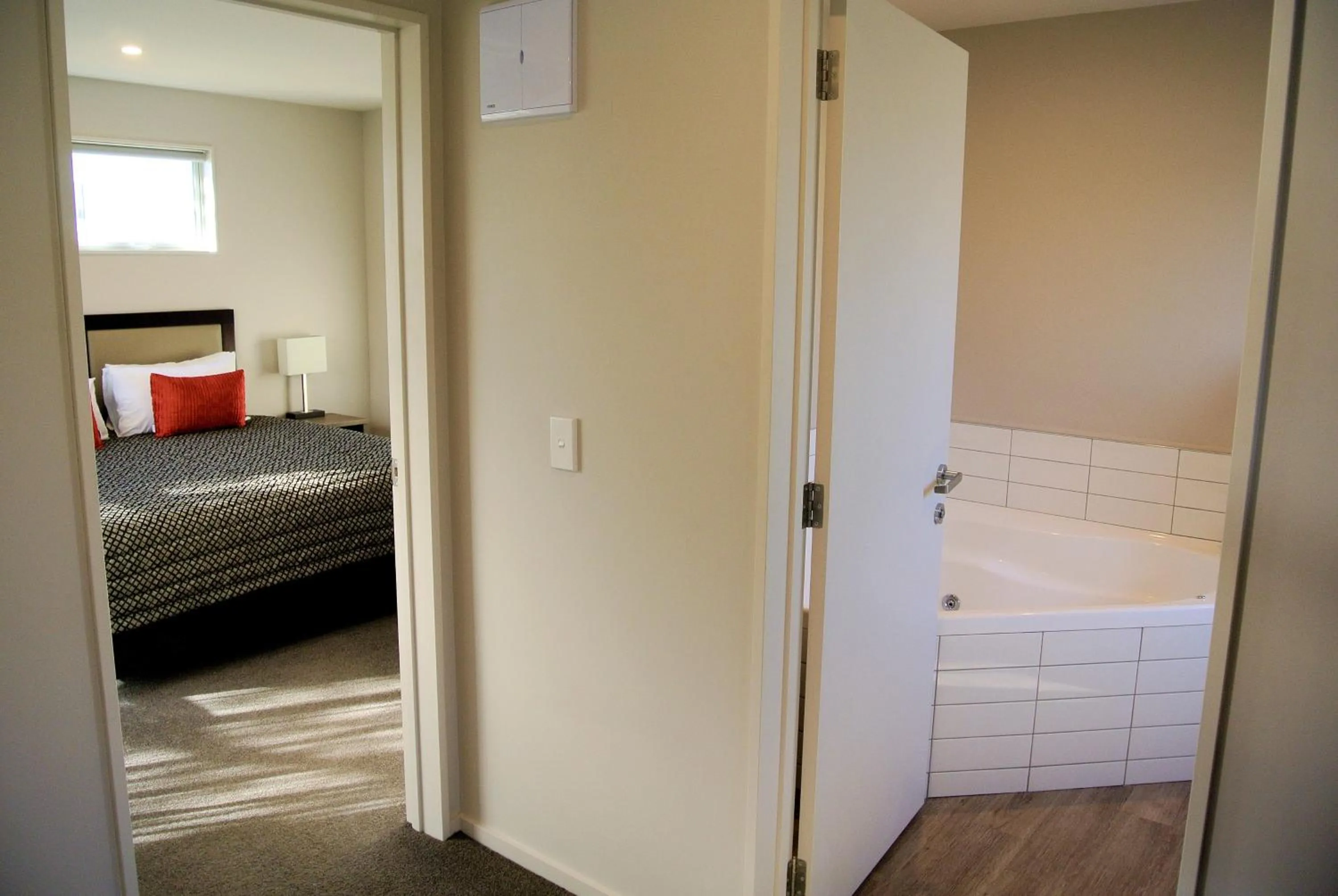 Bathroom, Bed in Oxford Village Motels