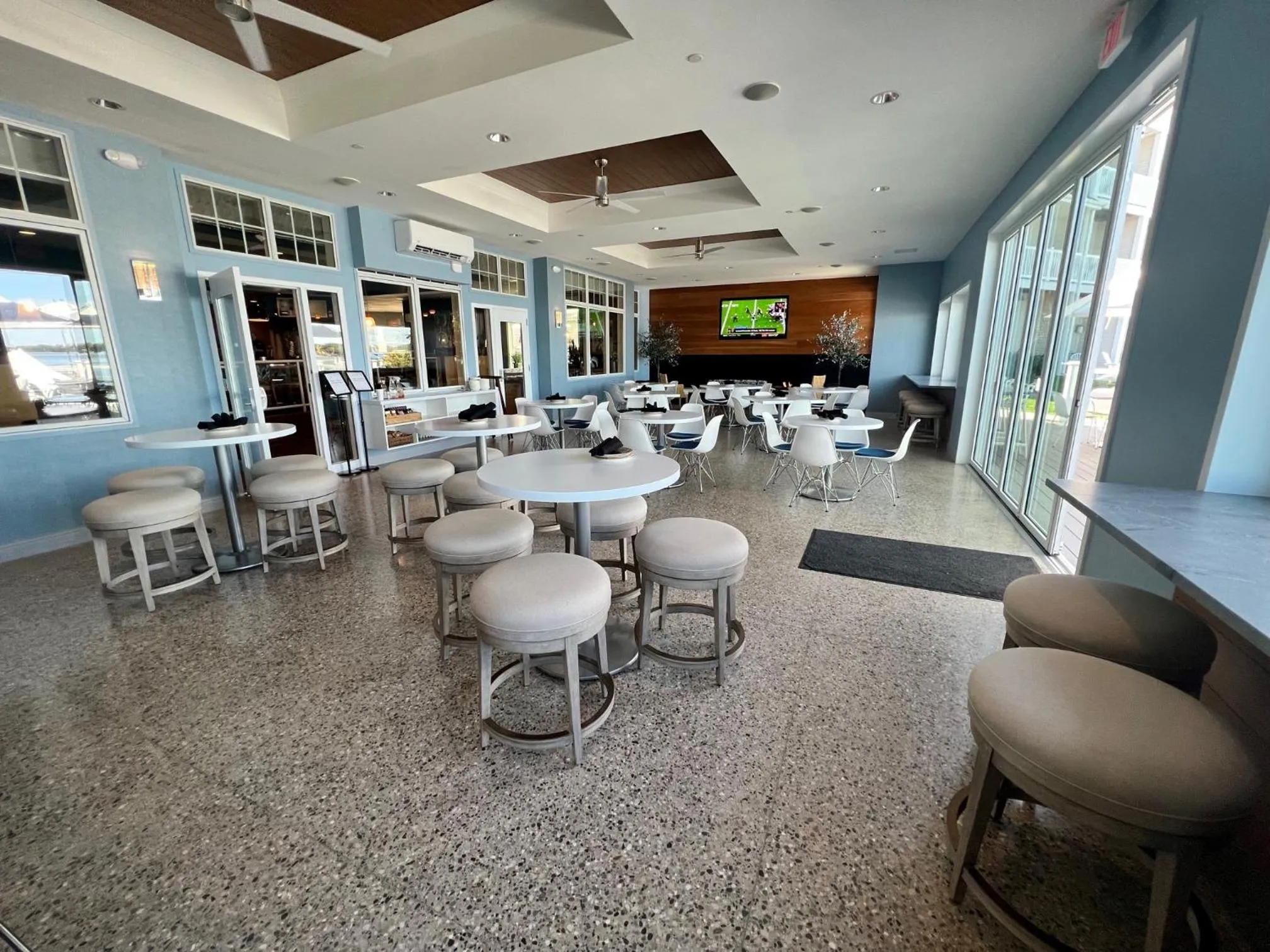 Restaurant/places to eat in Bay Pointe Inn