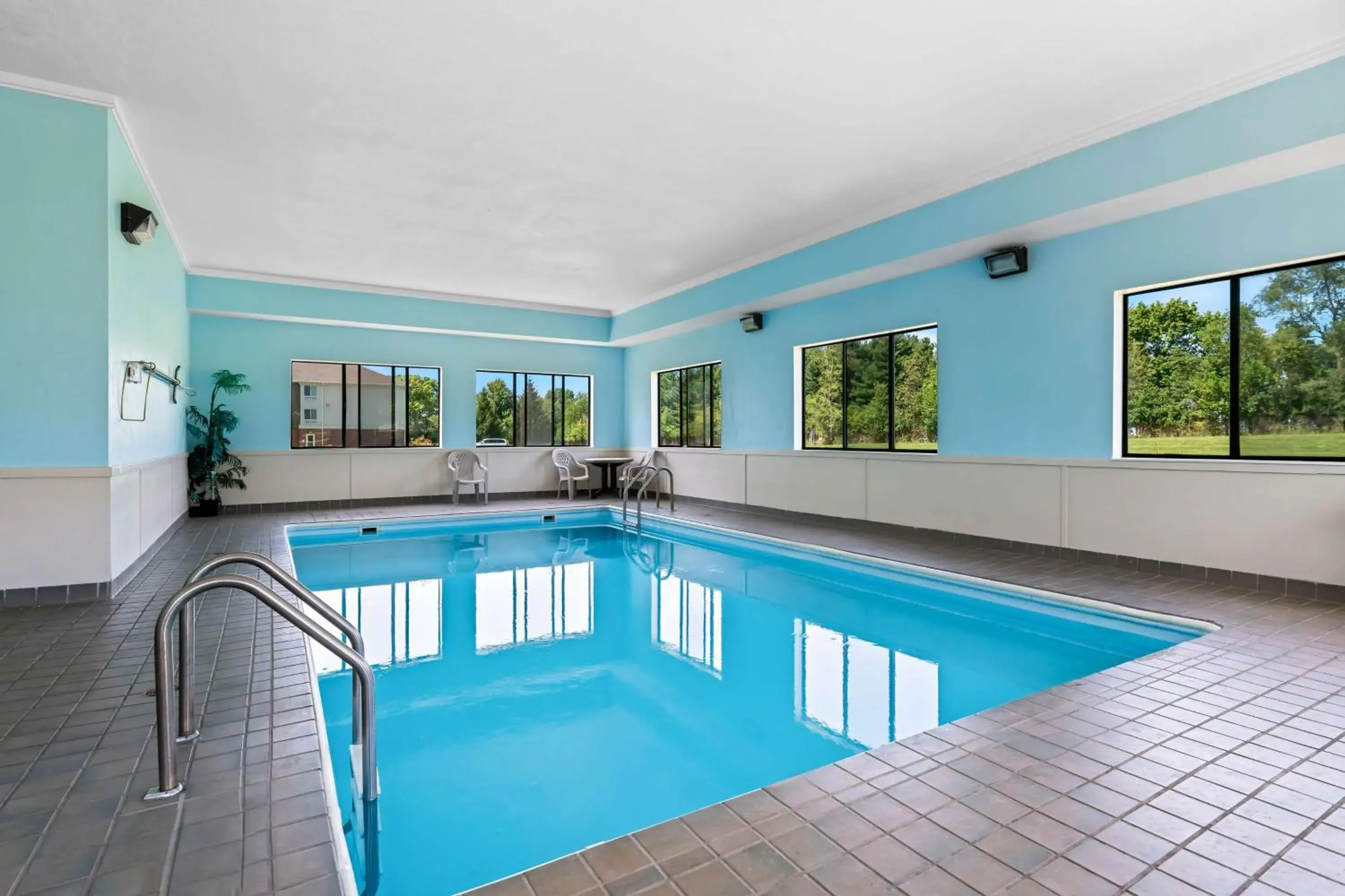 Pool view in Best Western University Inn Pool view in Best Western University Inn