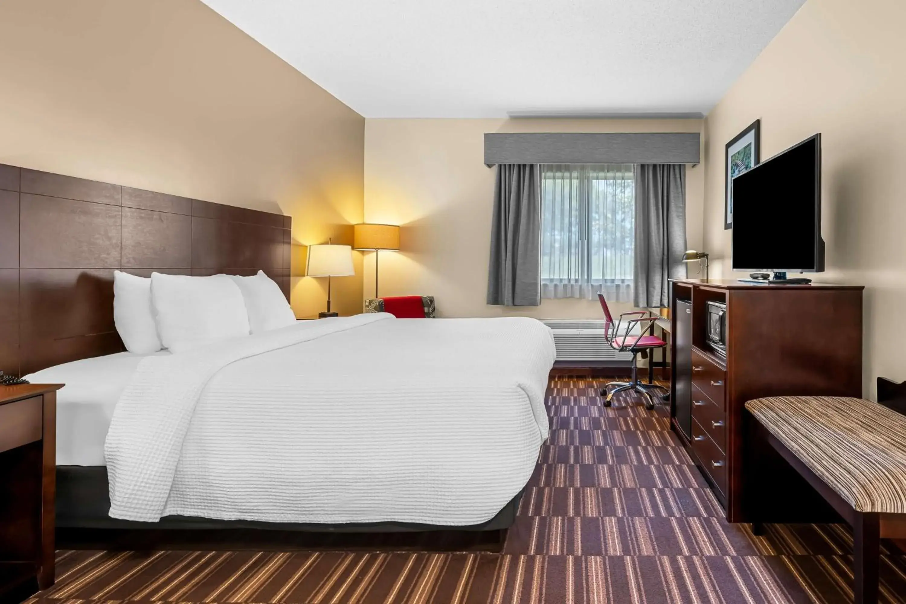 Photo of the whole room, Bed in Best Western University Inn Photo of the whole room, Bed in Best Western University Inn