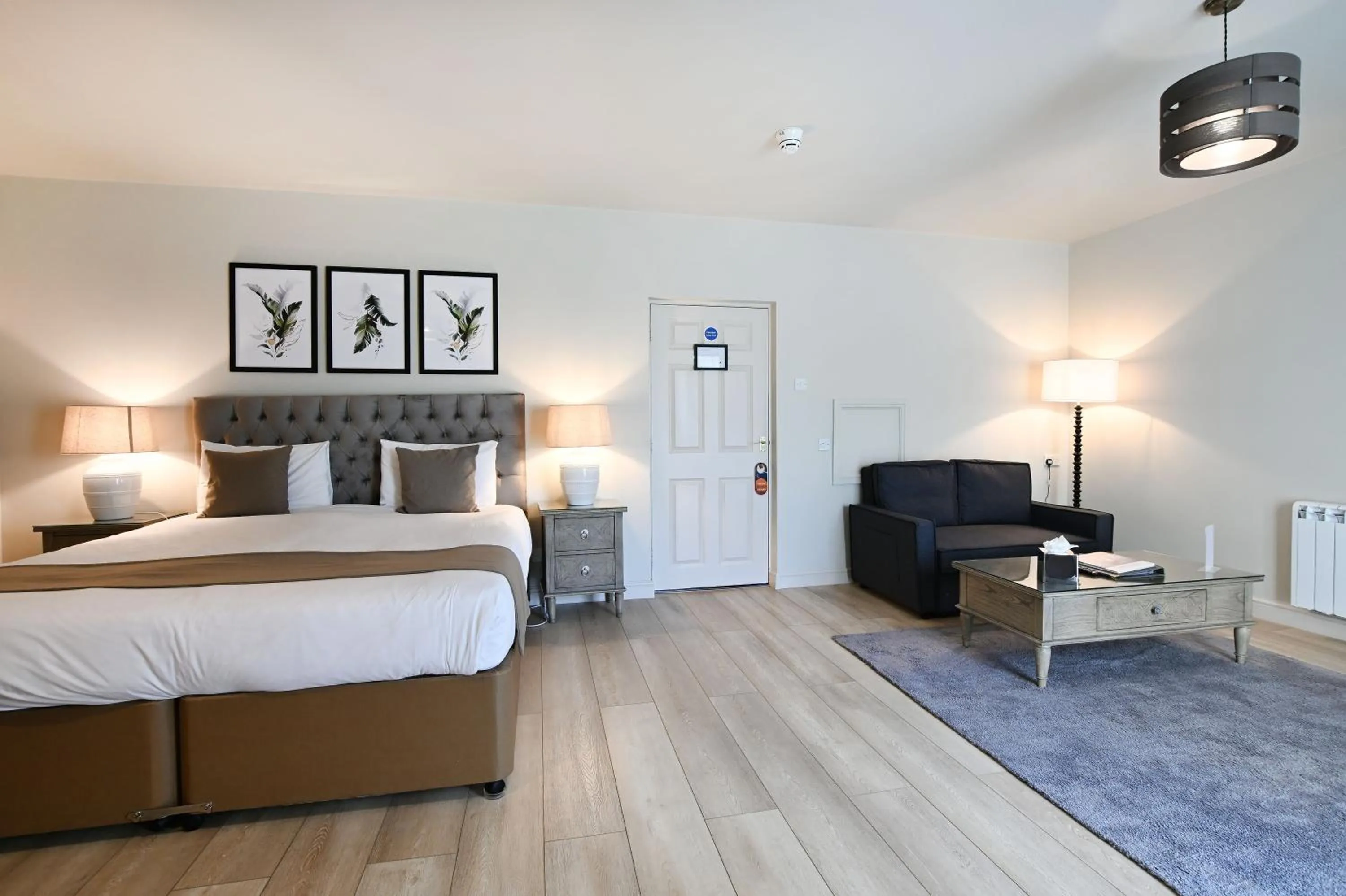 Seating area, Bed in Stanton Manor Hotel