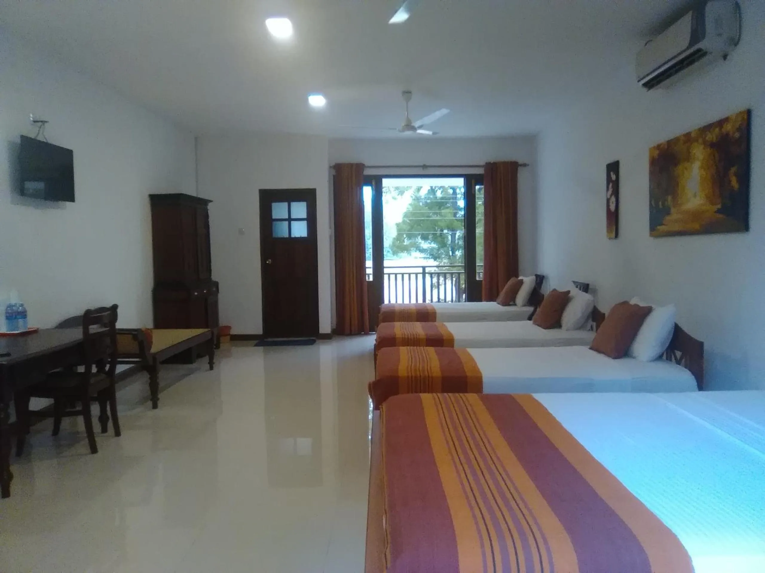 Bedroom, Bed in Hotel Sunflower