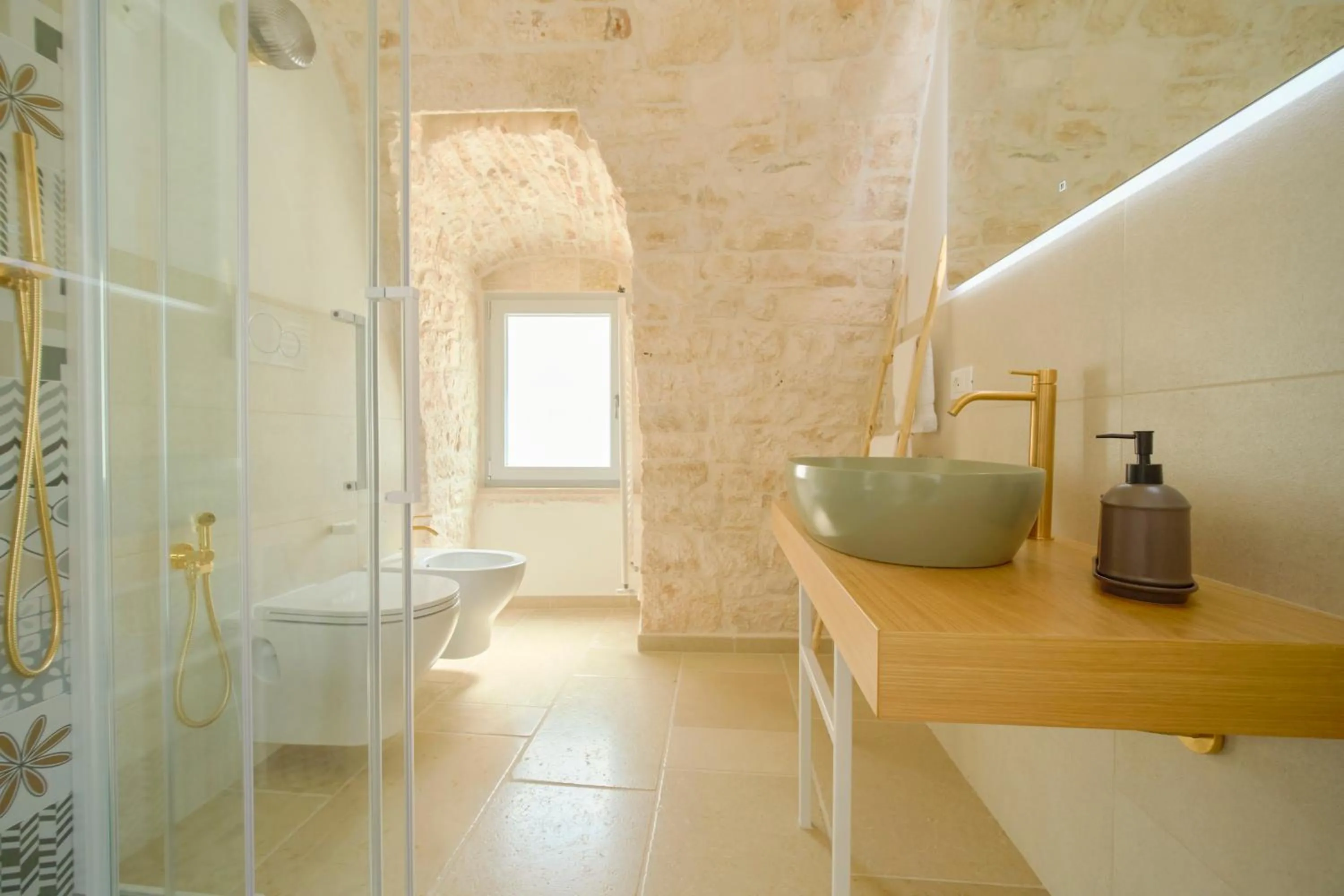 Shower in Palazzo Gentile