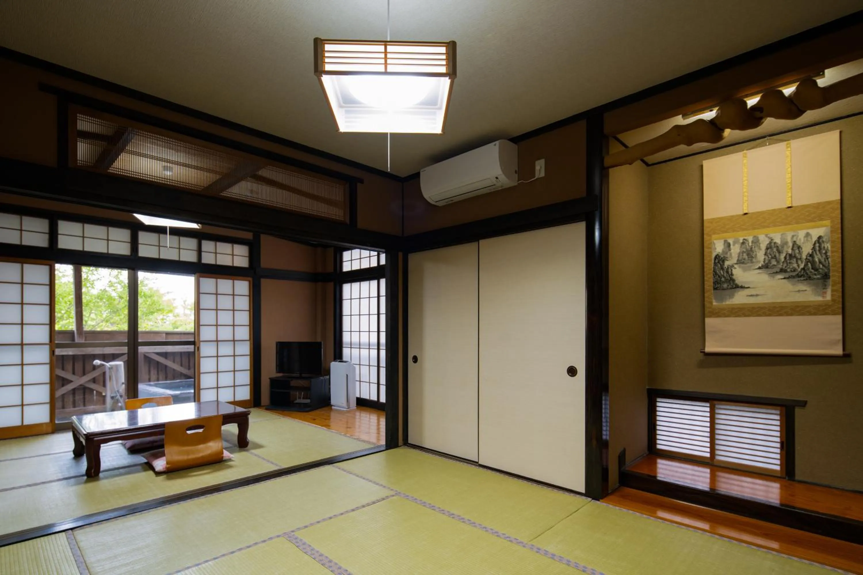 Photo of the whole room in Hozanso Beppu