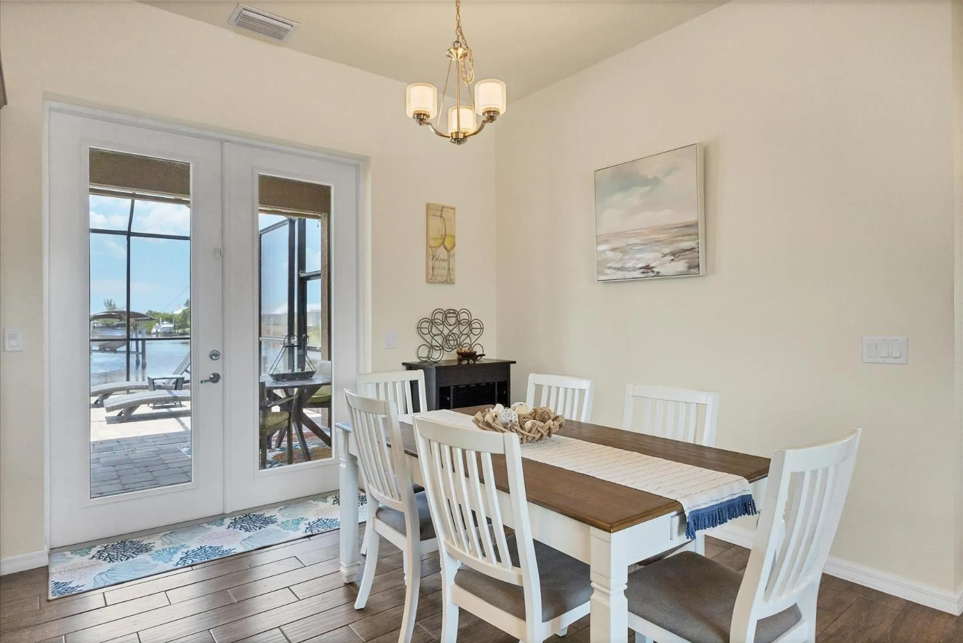 Dining area in 10333 Monticello Dr