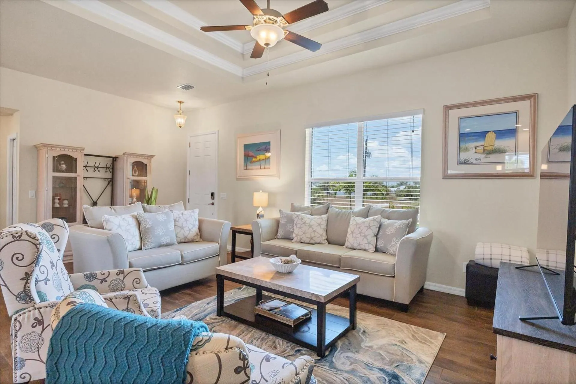 Living room in 10333 Monticello Dr