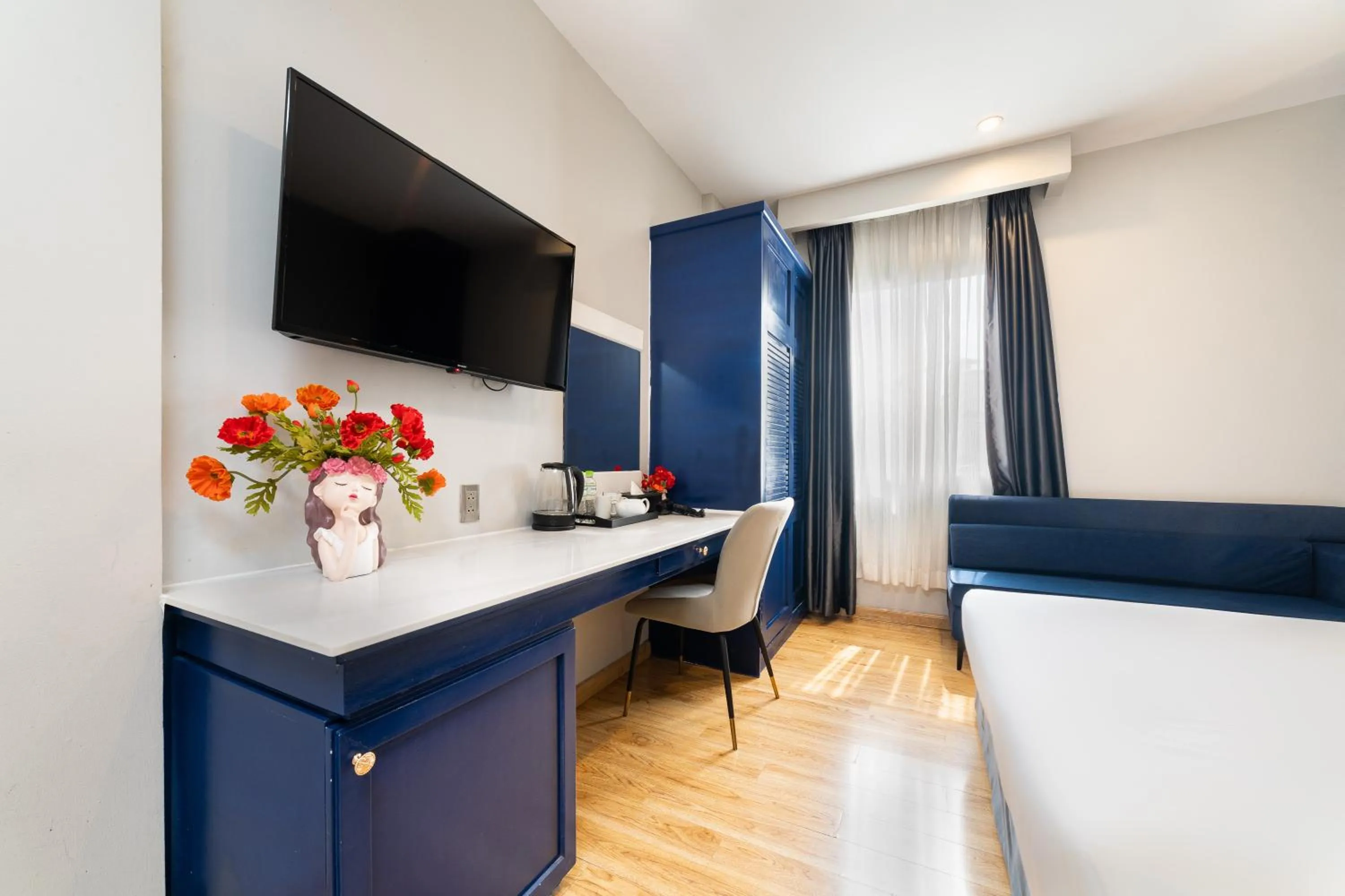 Seating area, Bed in Nicecy NganHa Hotel