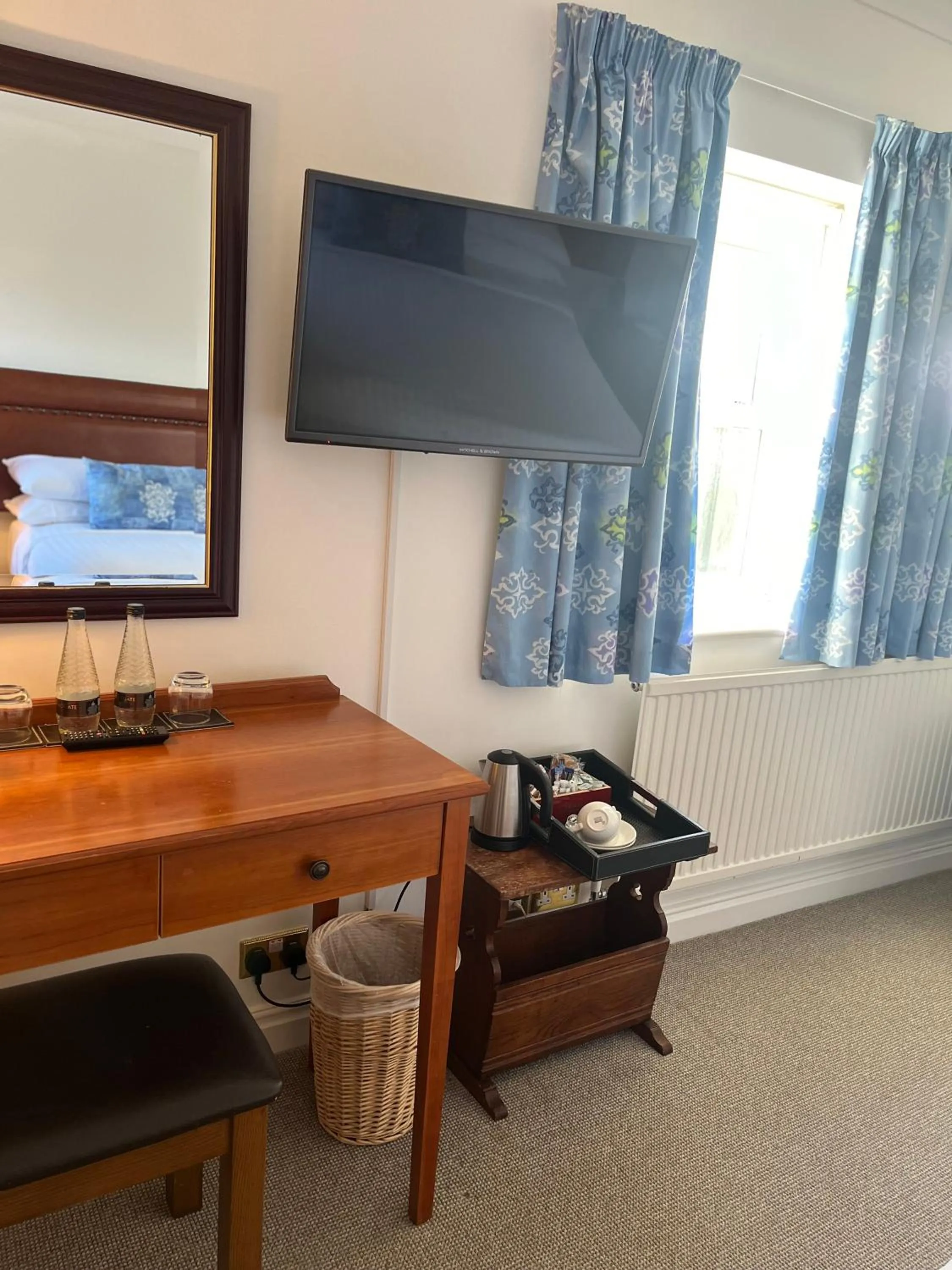 TV and multimedia in Noel Arms - "A Bespoke Hotel"