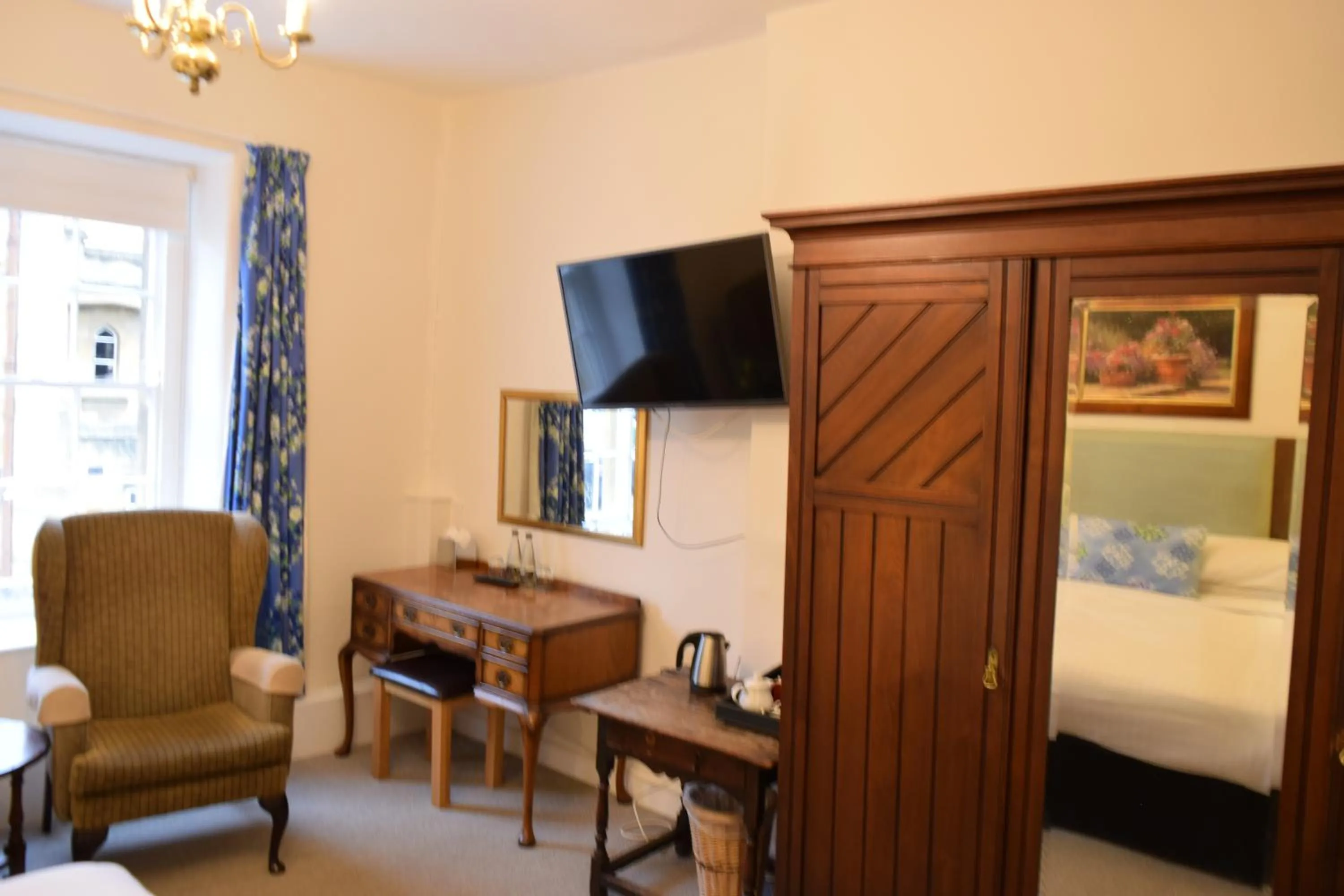 TV and multimedia, Bed in Noel Arms - "A Bespoke Hotel"