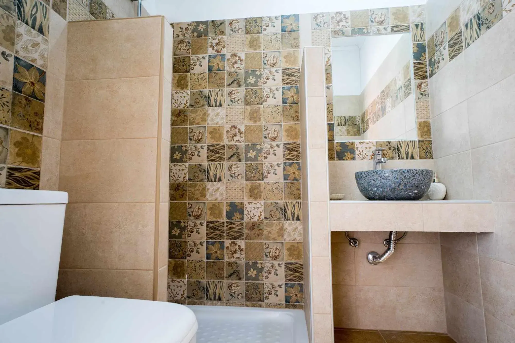 Toilet in Farkia Exclusive Studios Toilet in Farkia Exclusive Studios