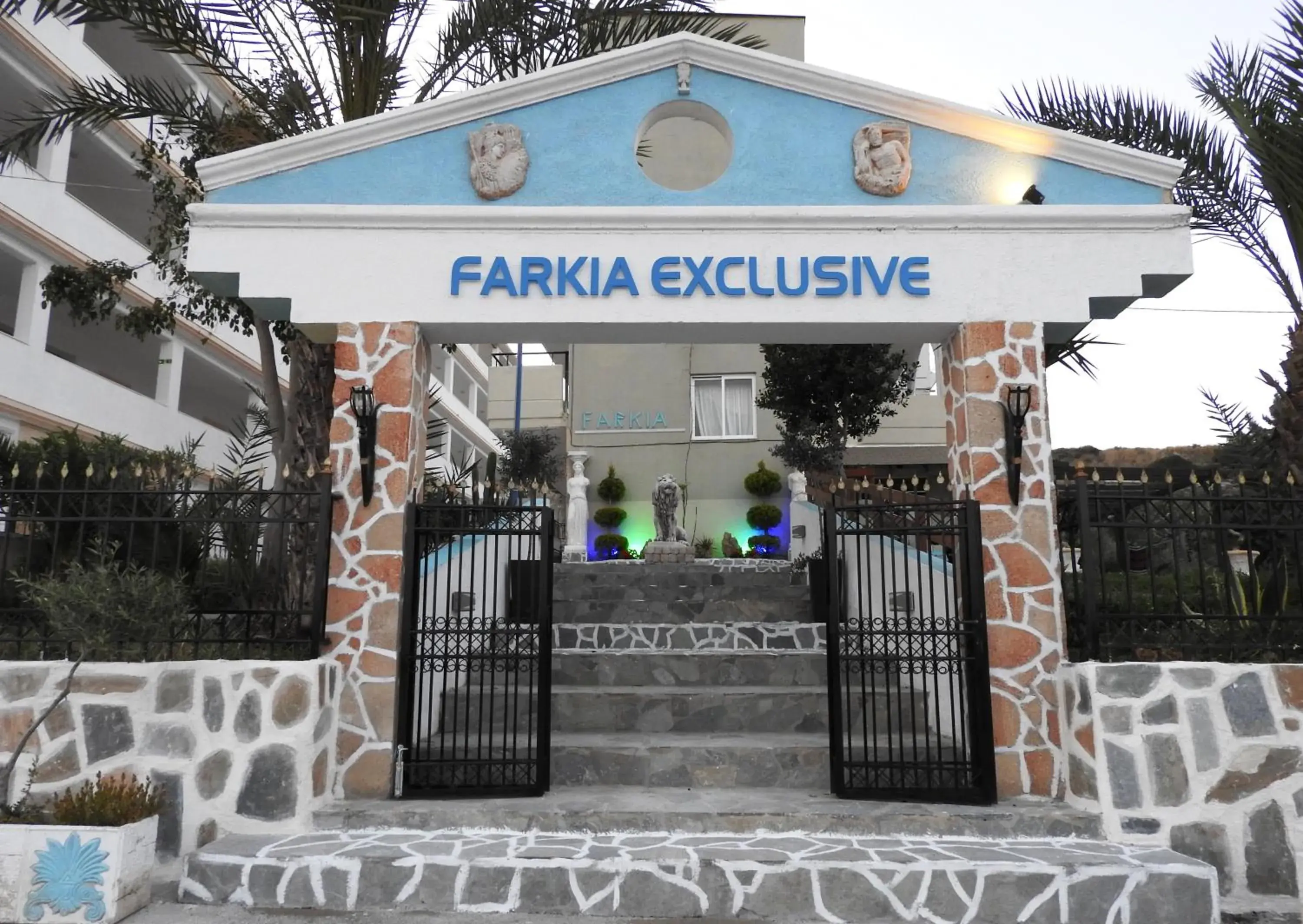 Facade/entrance in Farkia Exclusive Studios Facade/entrance in Farkia Exclusive Studios