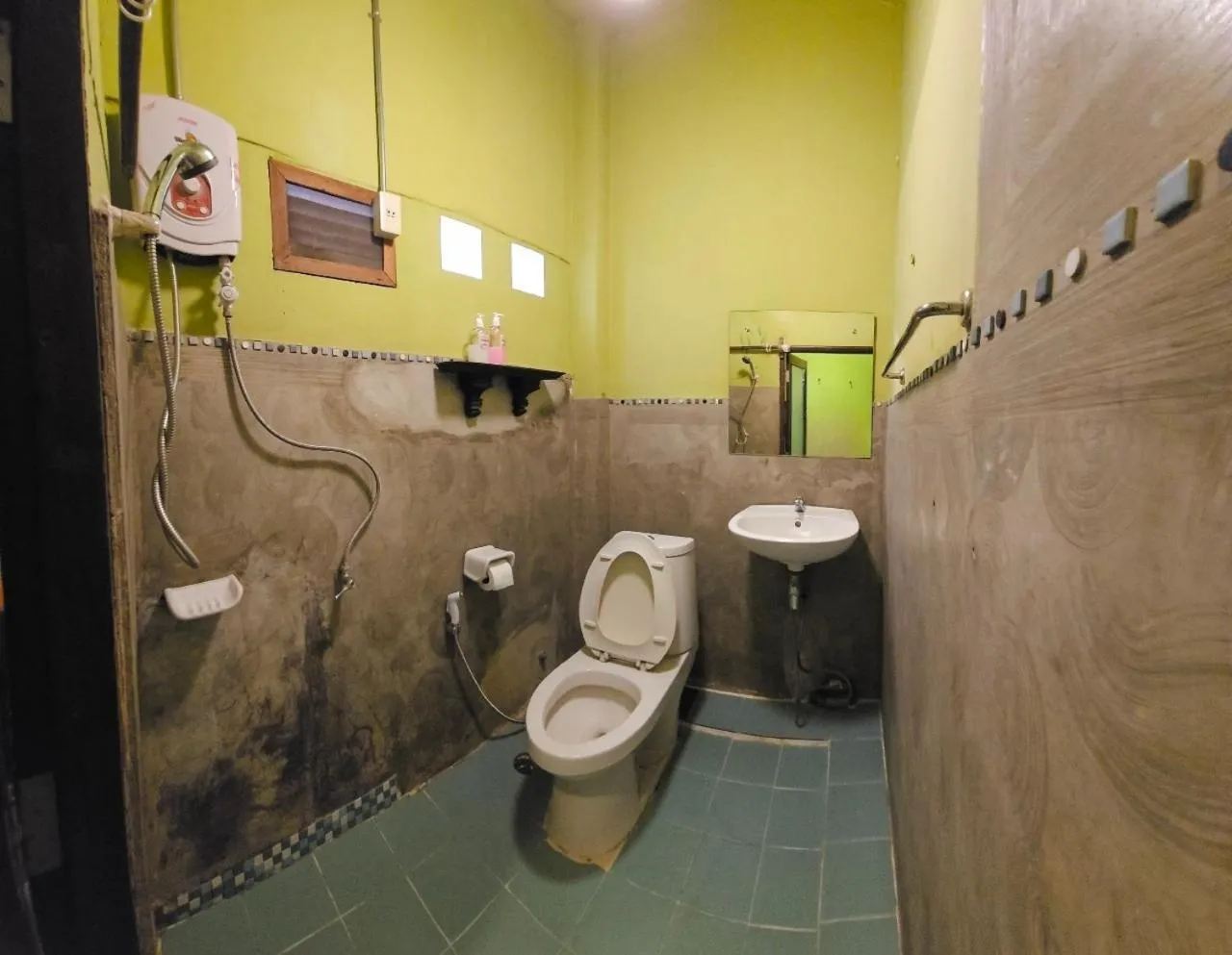 Shower in Mi Casa Thaphae Chiang Mai