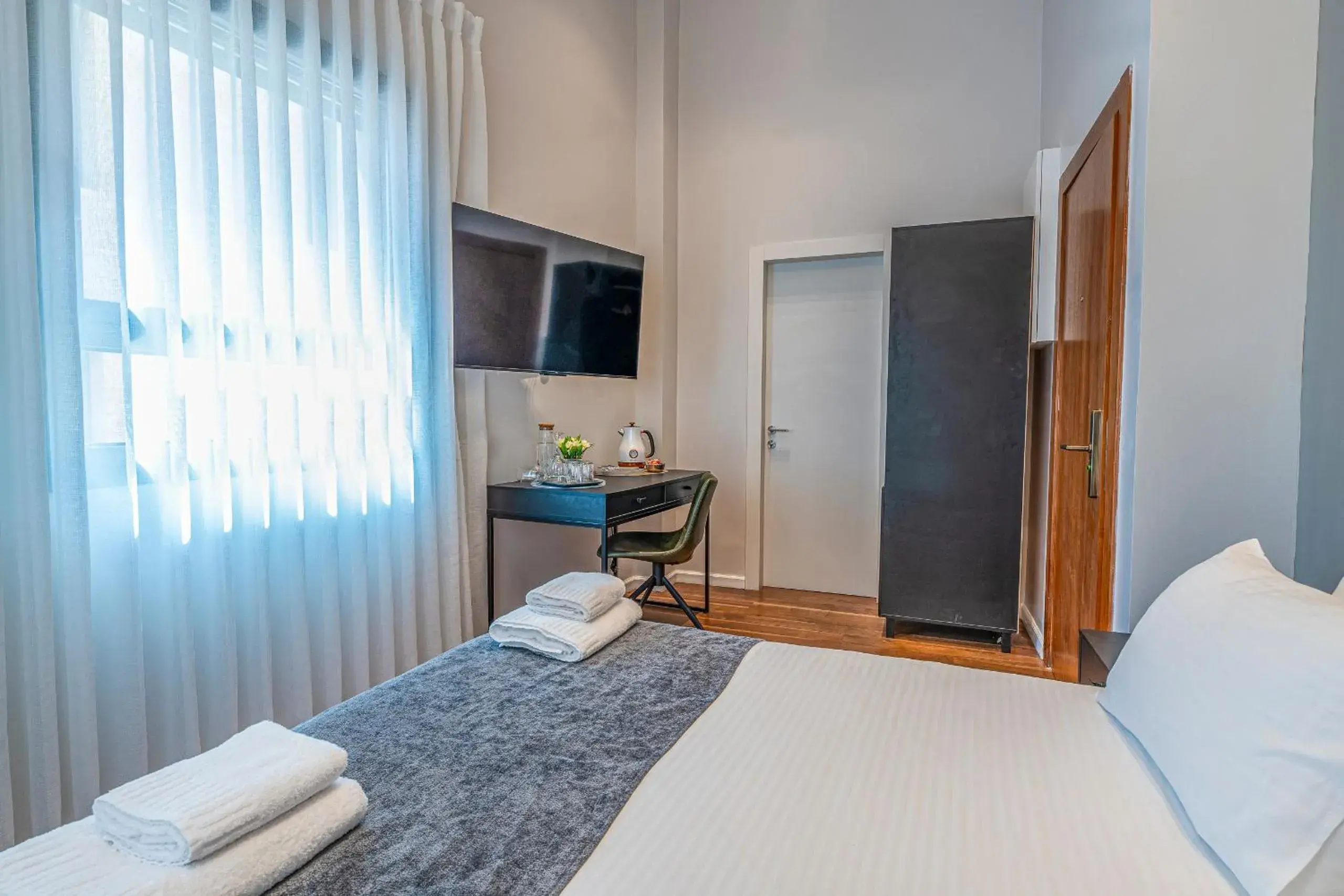 Photo of the whole room, Bed in Hematian Hotel by Effy Photo of the whole room, Bed in Hematian Hotel by Effy