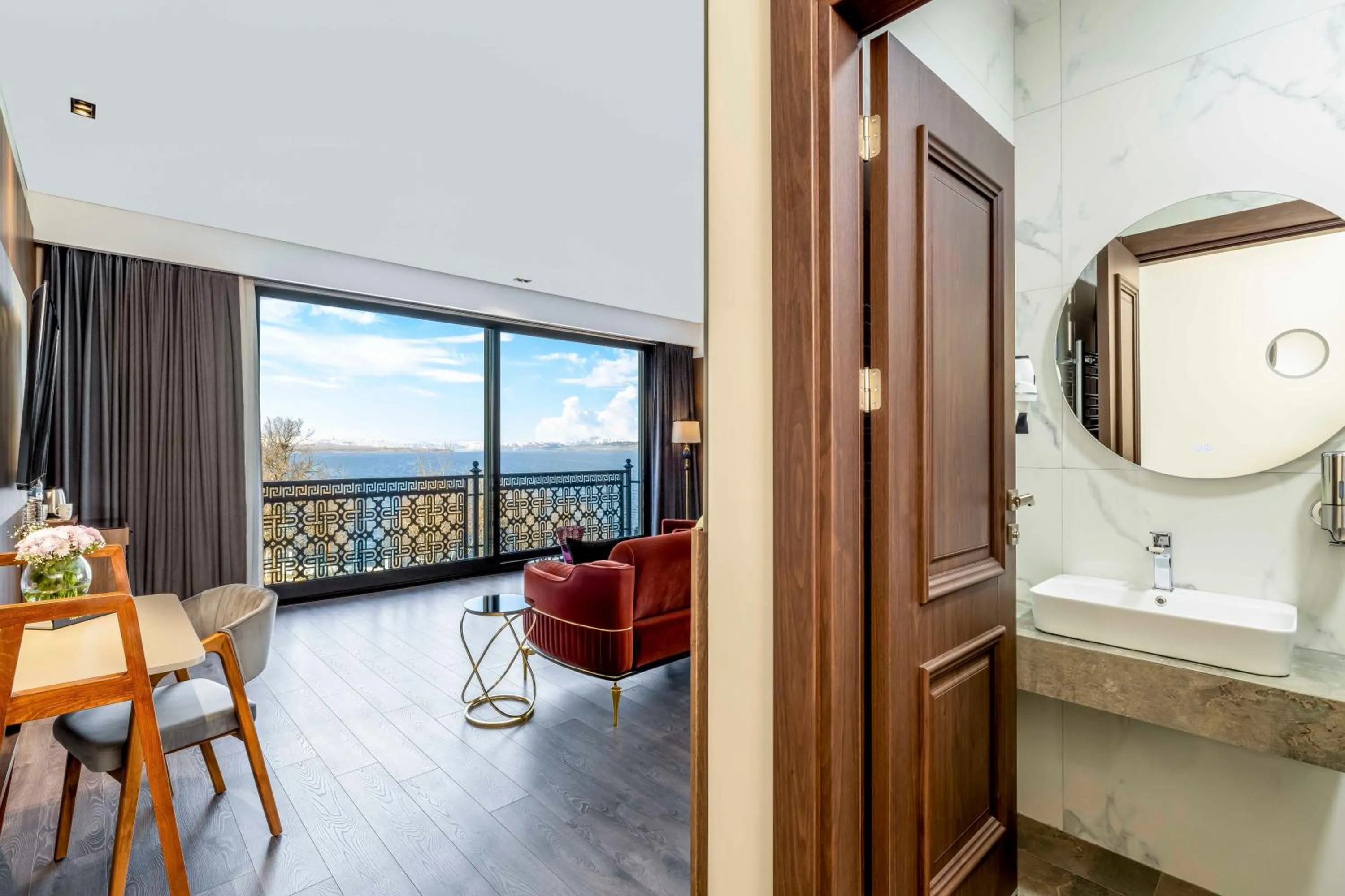 Seating area in Ezkar Bathonea Art İstanbul Hotel