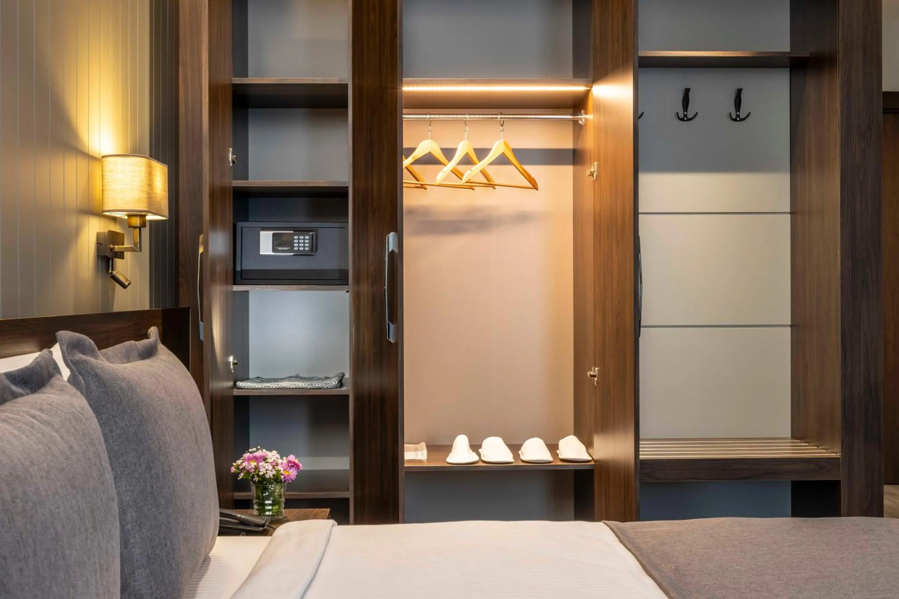wardrobe, Bed in Ezkar Bathonea Art İstanbul Hotel