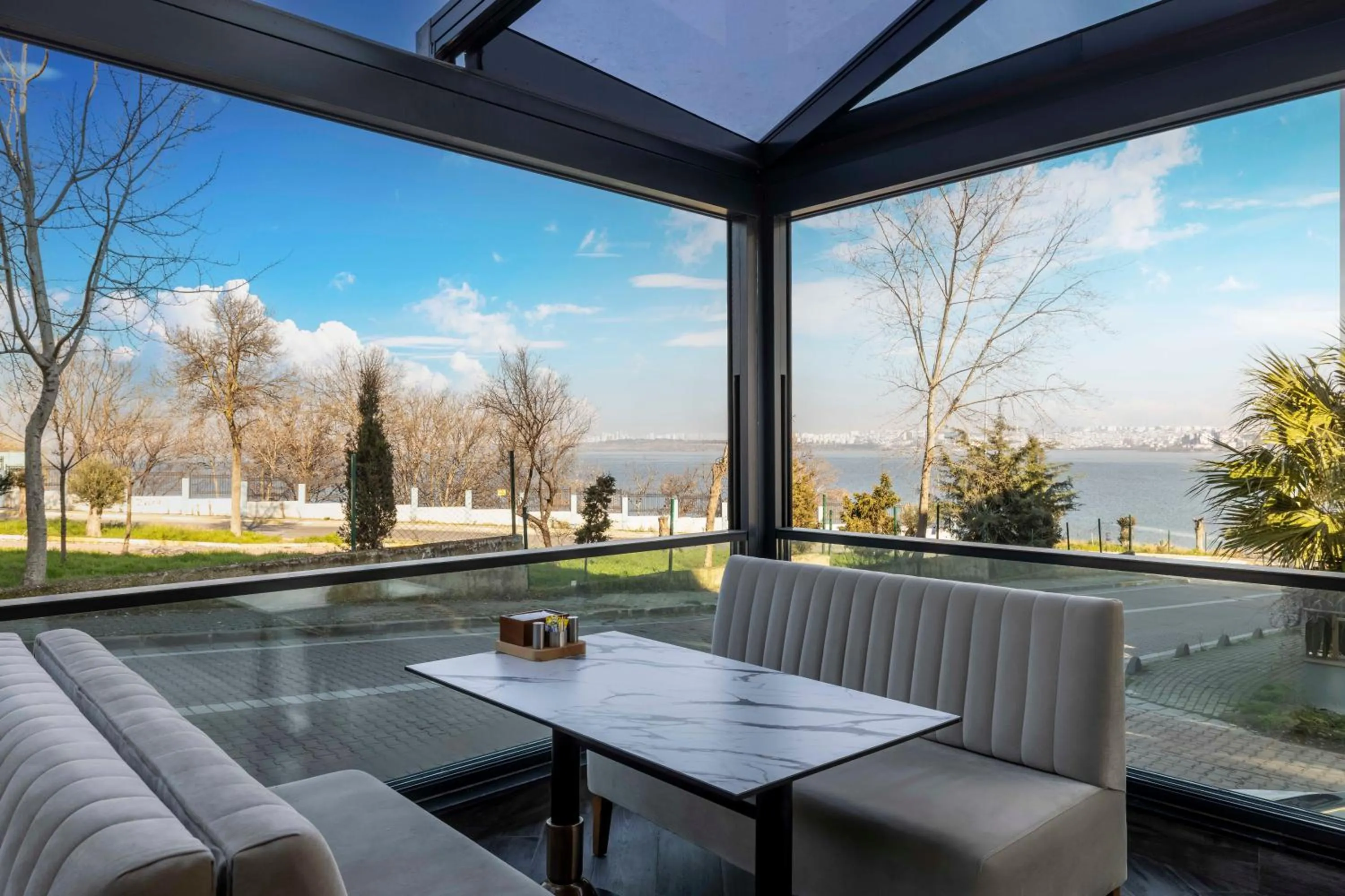 Dining area in Ezkar Bathonea Art İstanbul Hotel