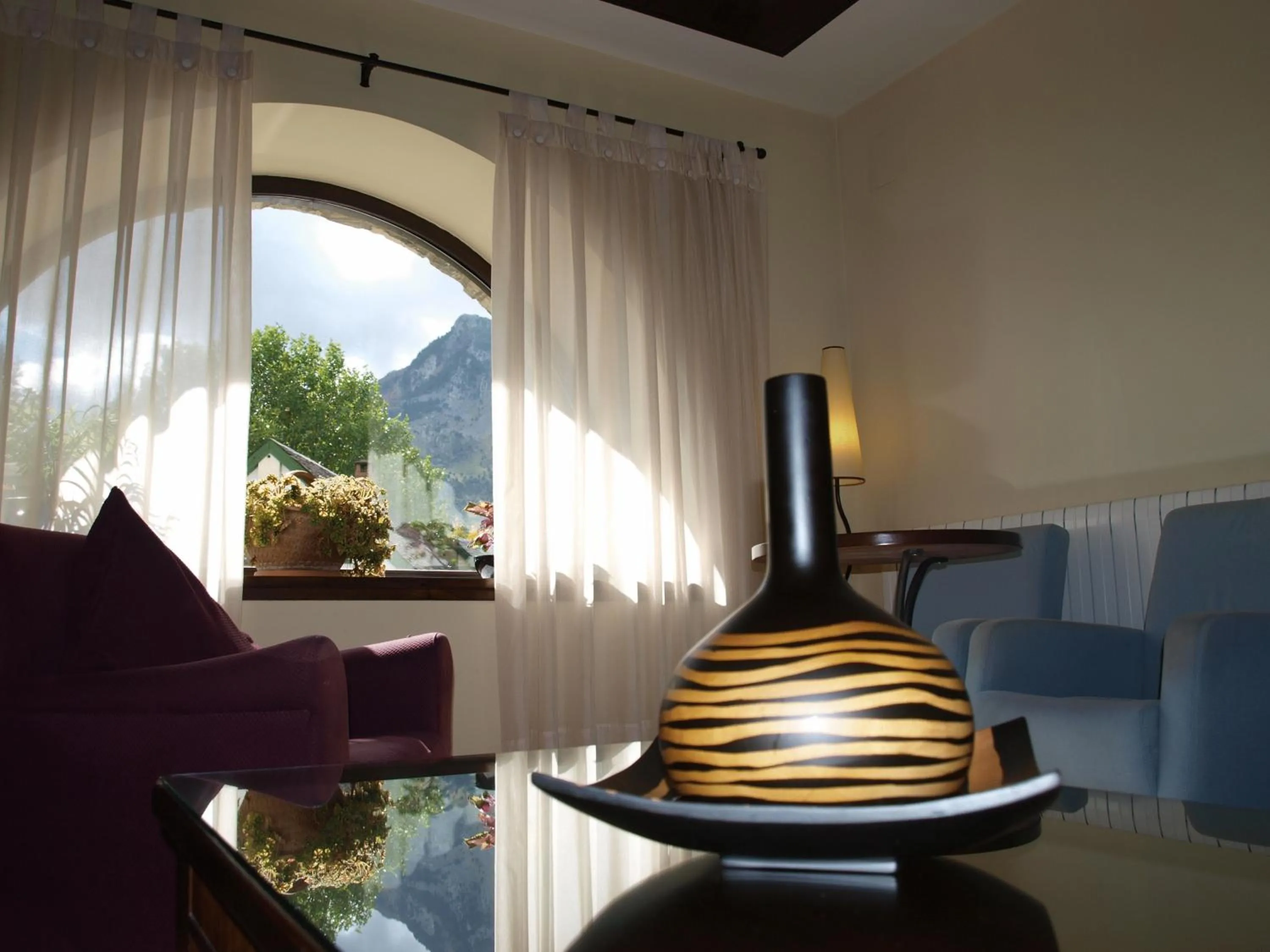 Communal lounge/ TV room in Hotel Valle De Izas