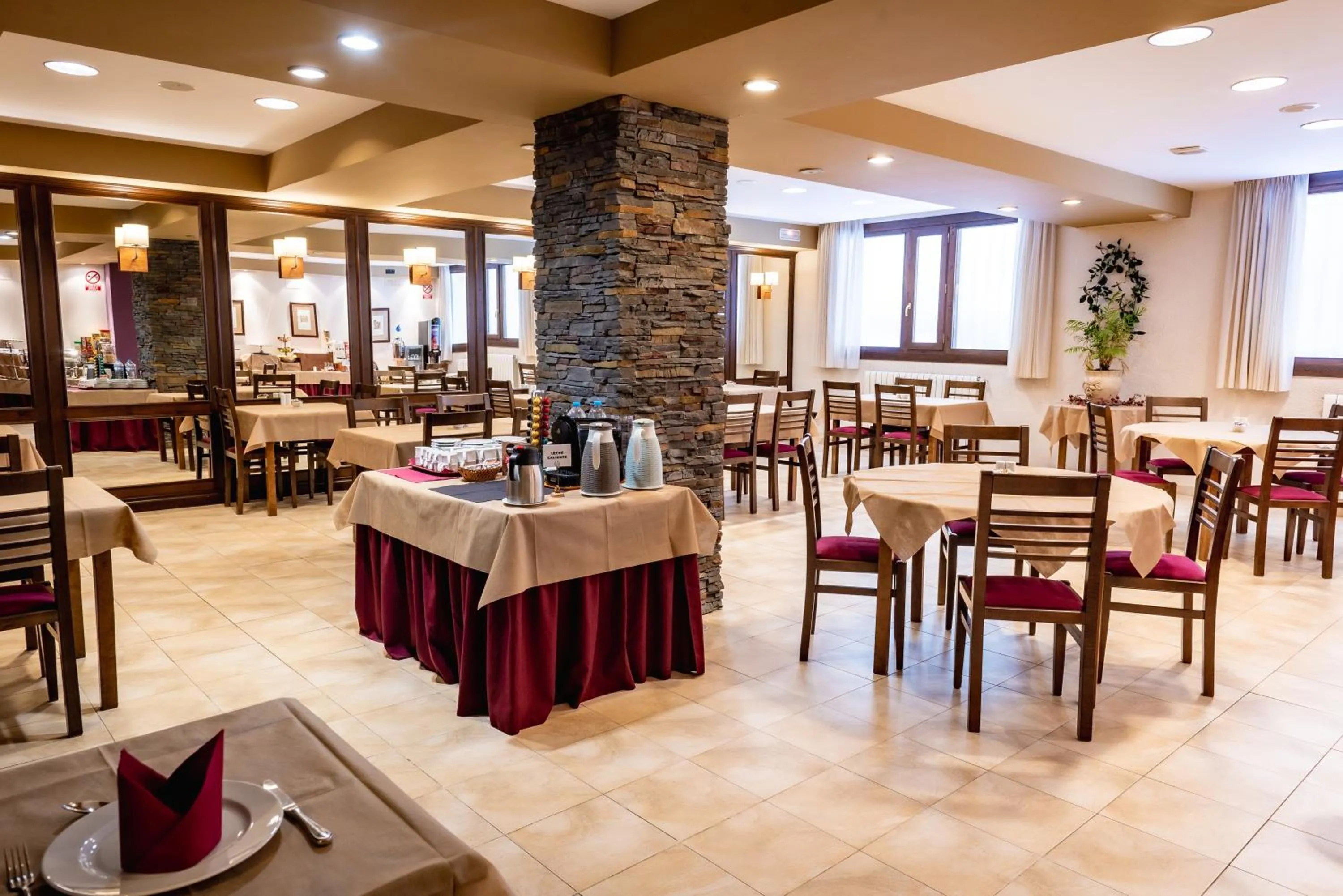 Restaurant/places to eat in Hotel Valle De Izas