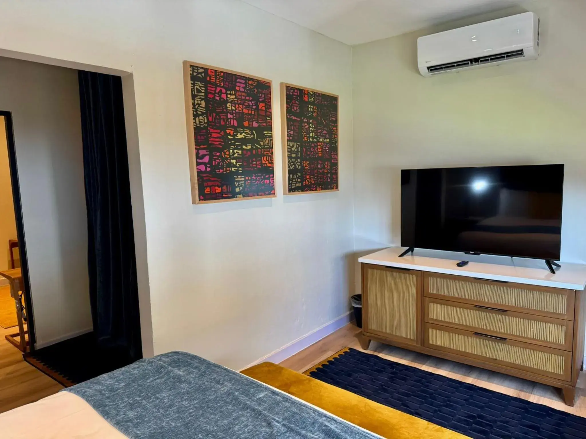 TV and multimedia, Bed in Metro Art Hotel TV and multimedia, Bed in Metro Art Hotel