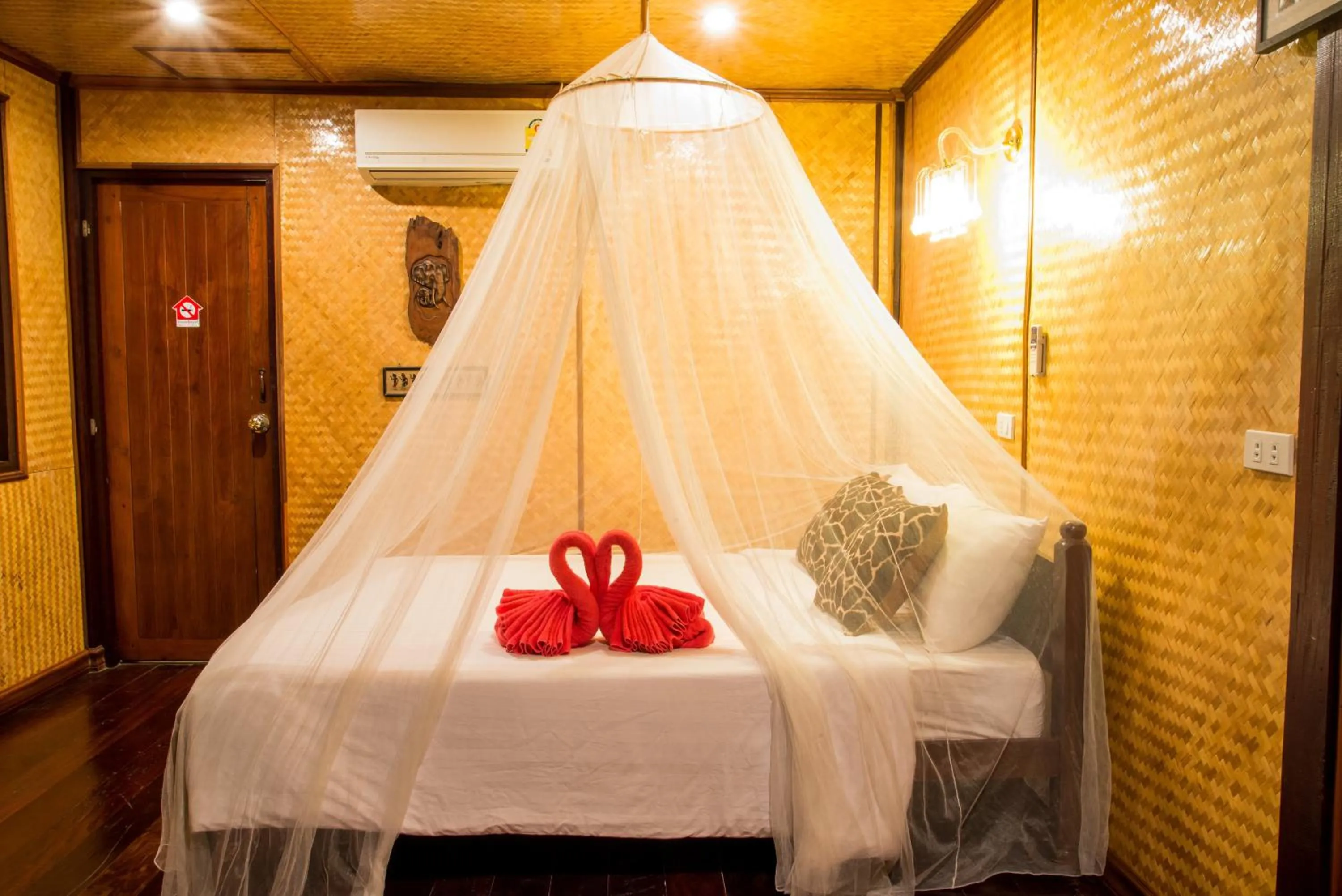 Photo of the whole room, Bed in BaanChompooAmphawa