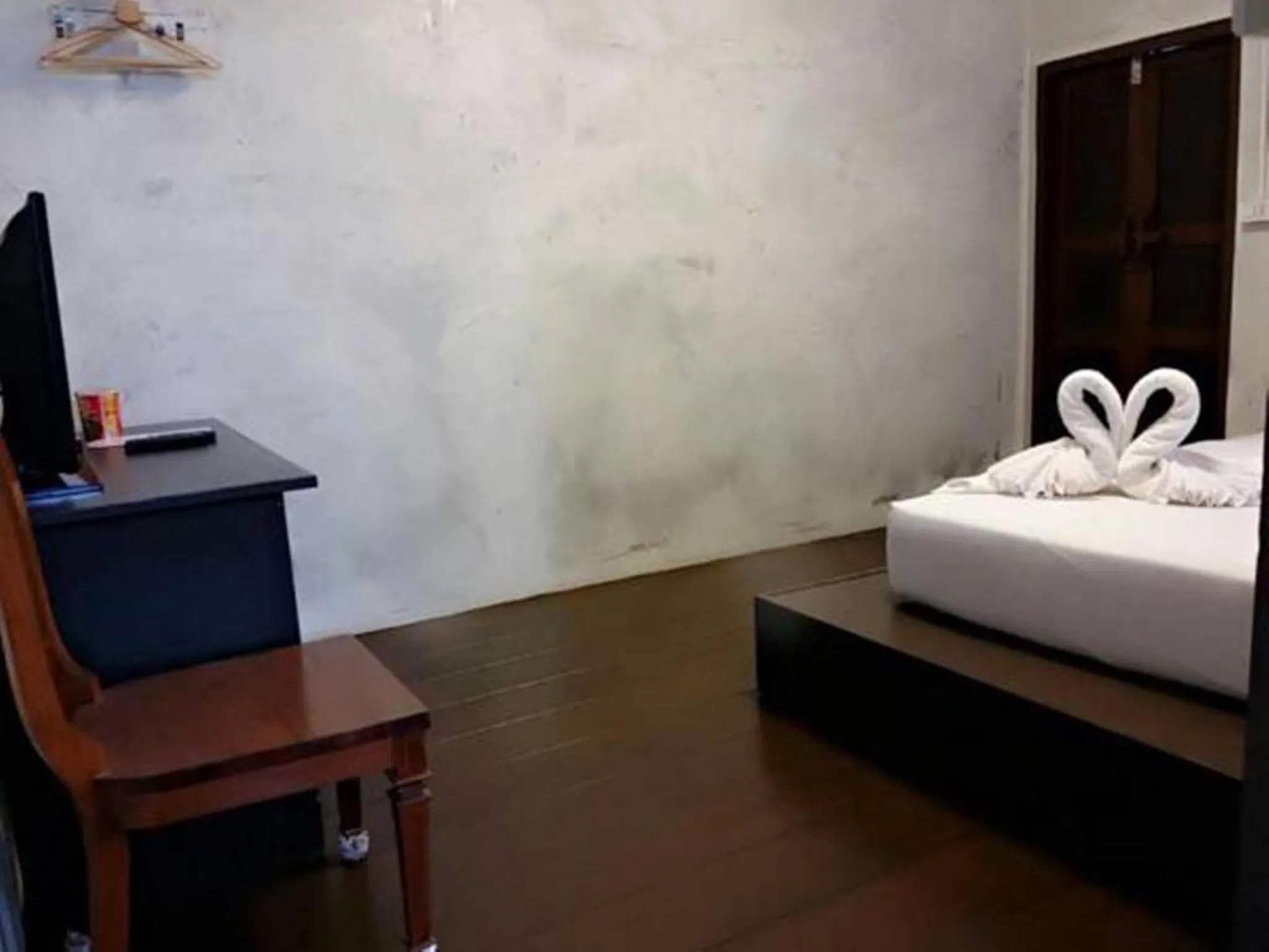 Photo of the whole room, Bed in BaanChompooAmphawa