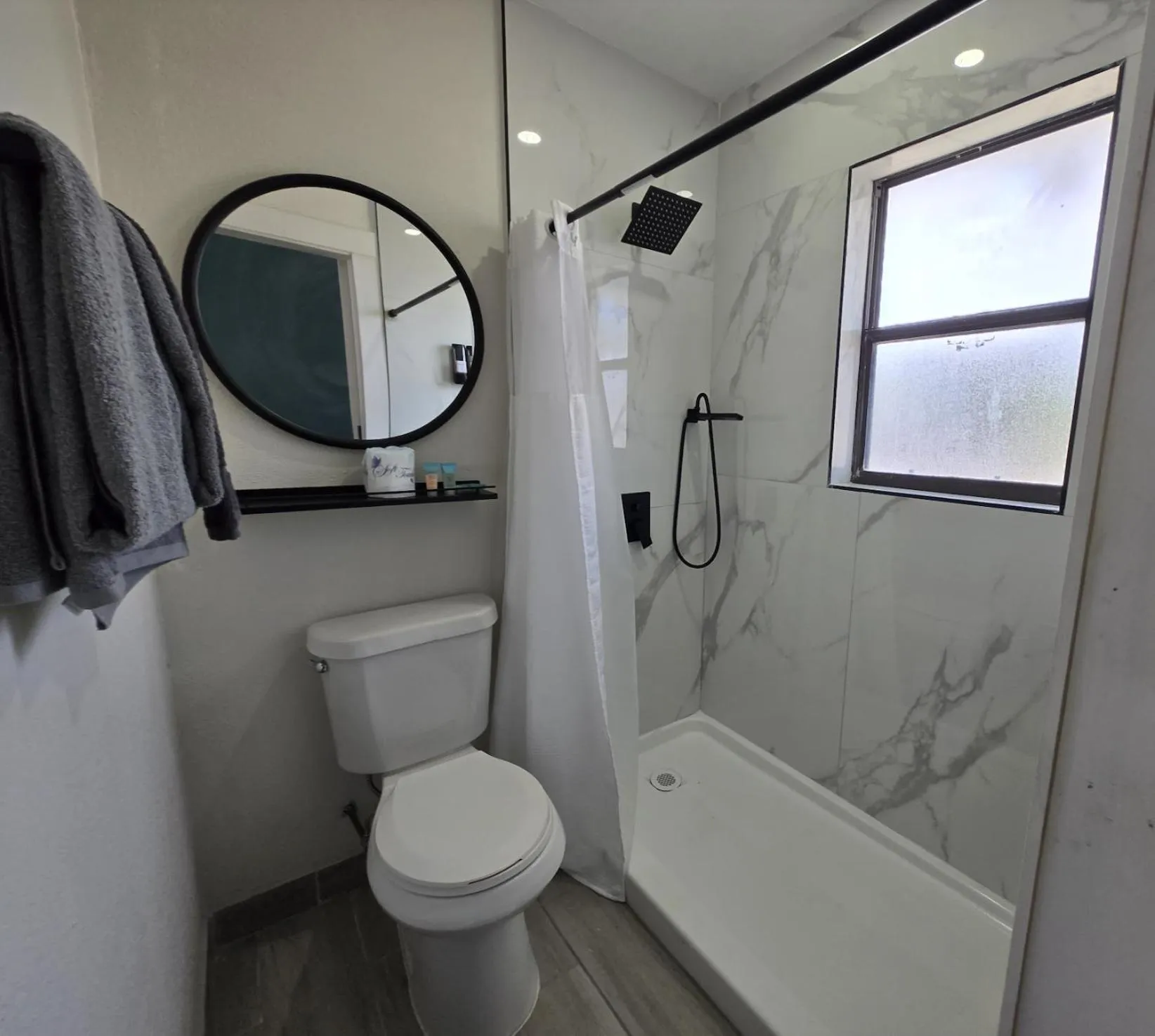 Shower in Ocean Holiday Motel