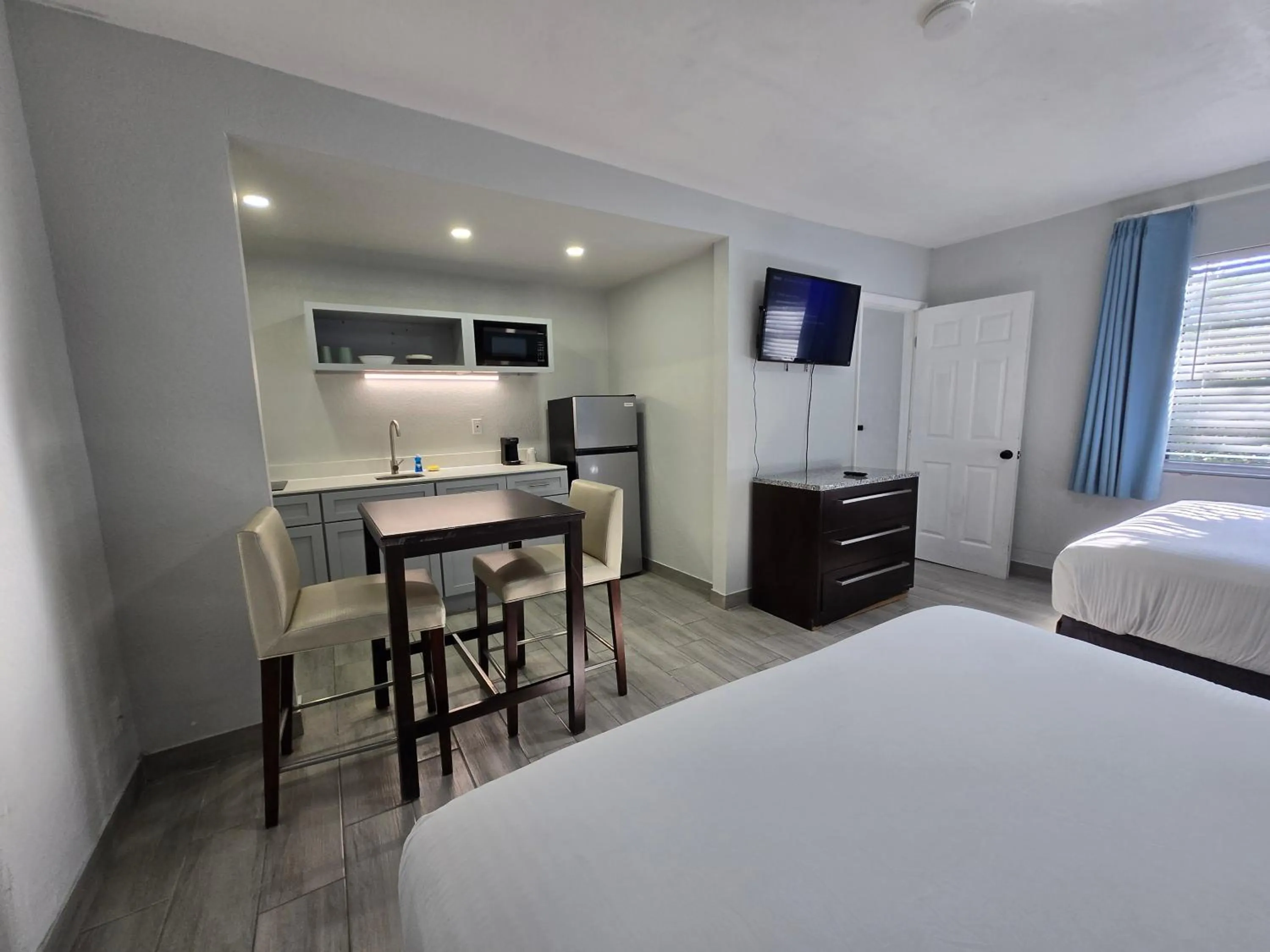 Photo of the whole room, Bed in Ocean Holiday Motel