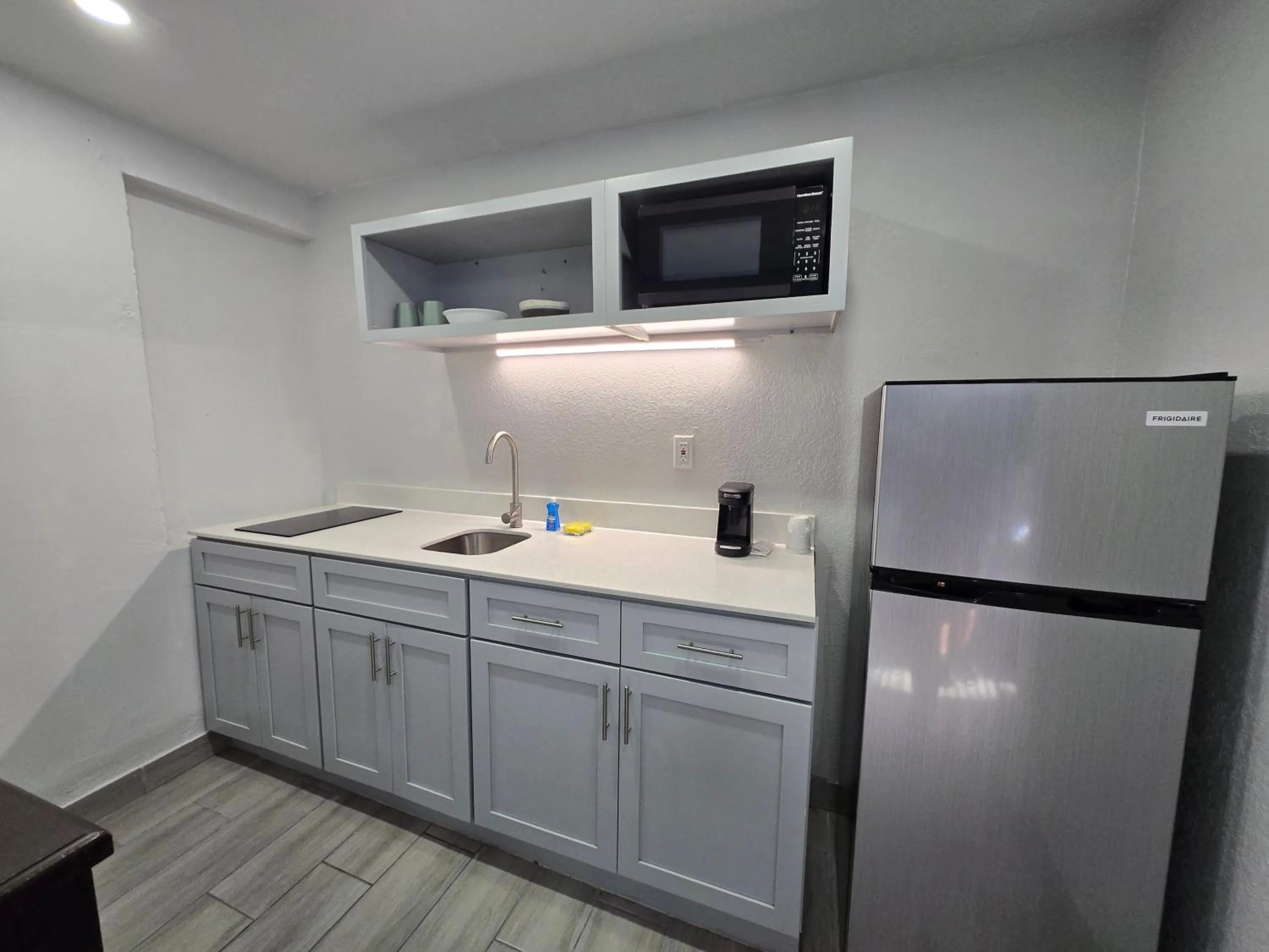 Kitchen or kitchenette in Ocean Holiday Motel