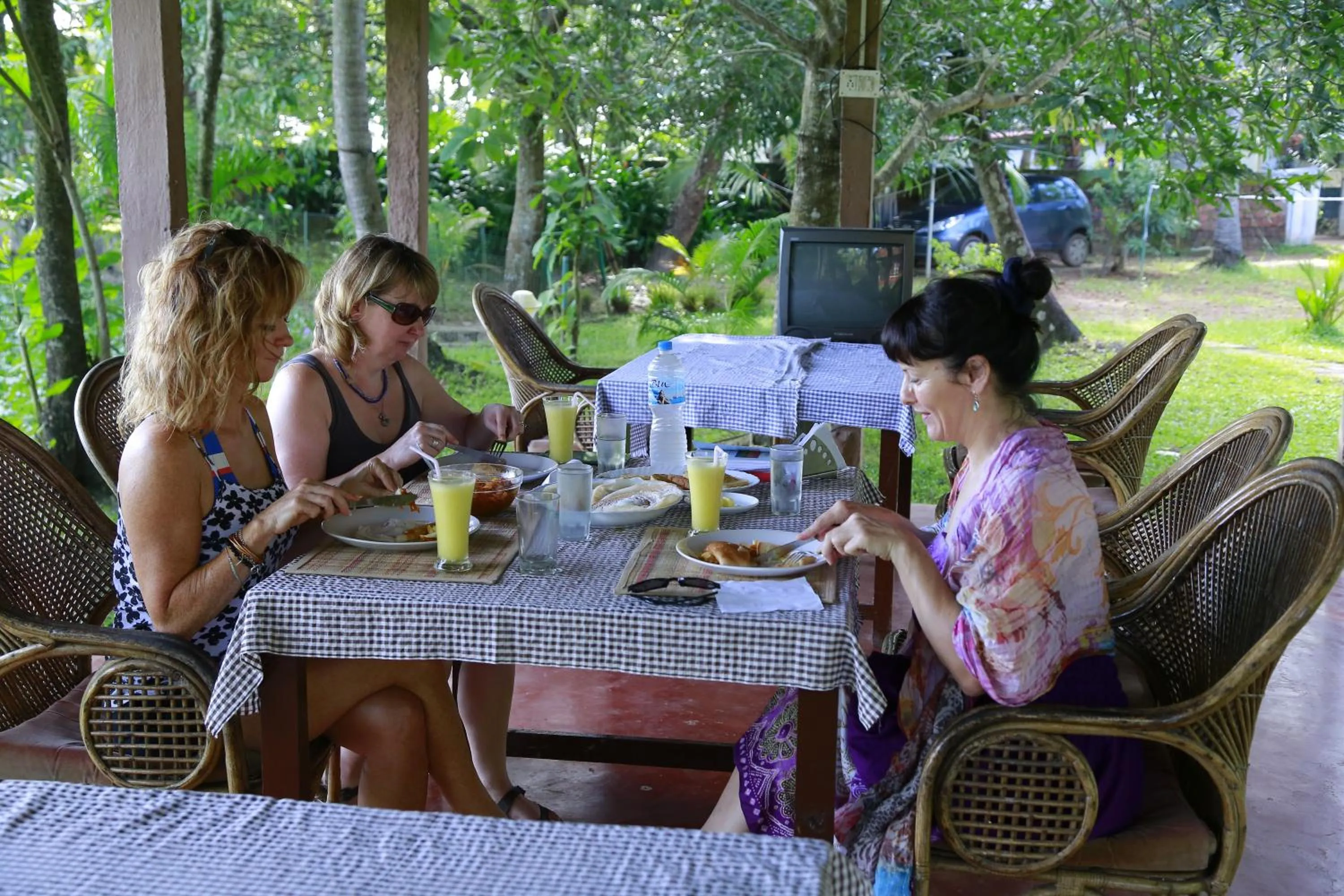 Food and drinks in Lovedale Lakeside Homestay
