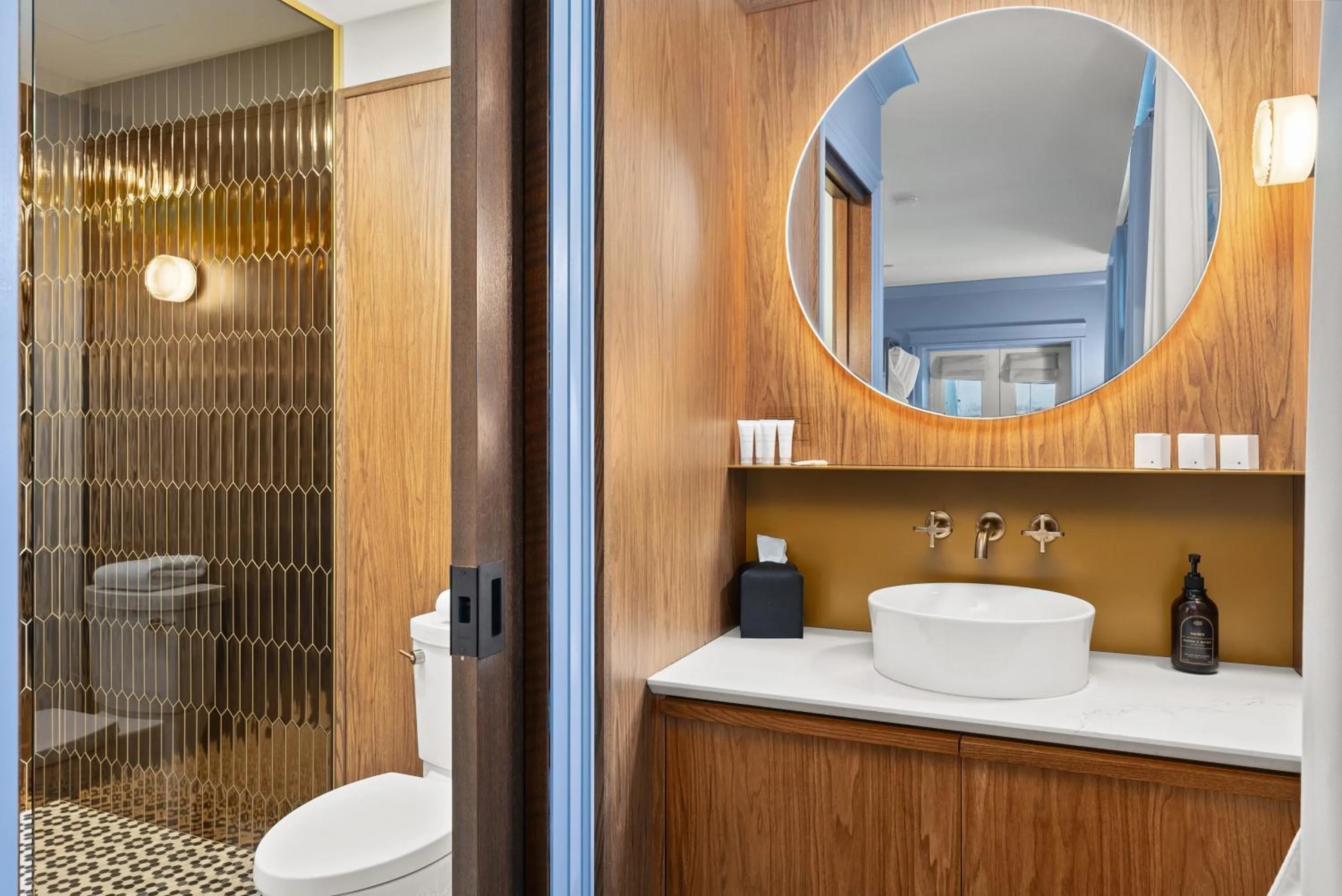Shower in Hôtel Maurice
