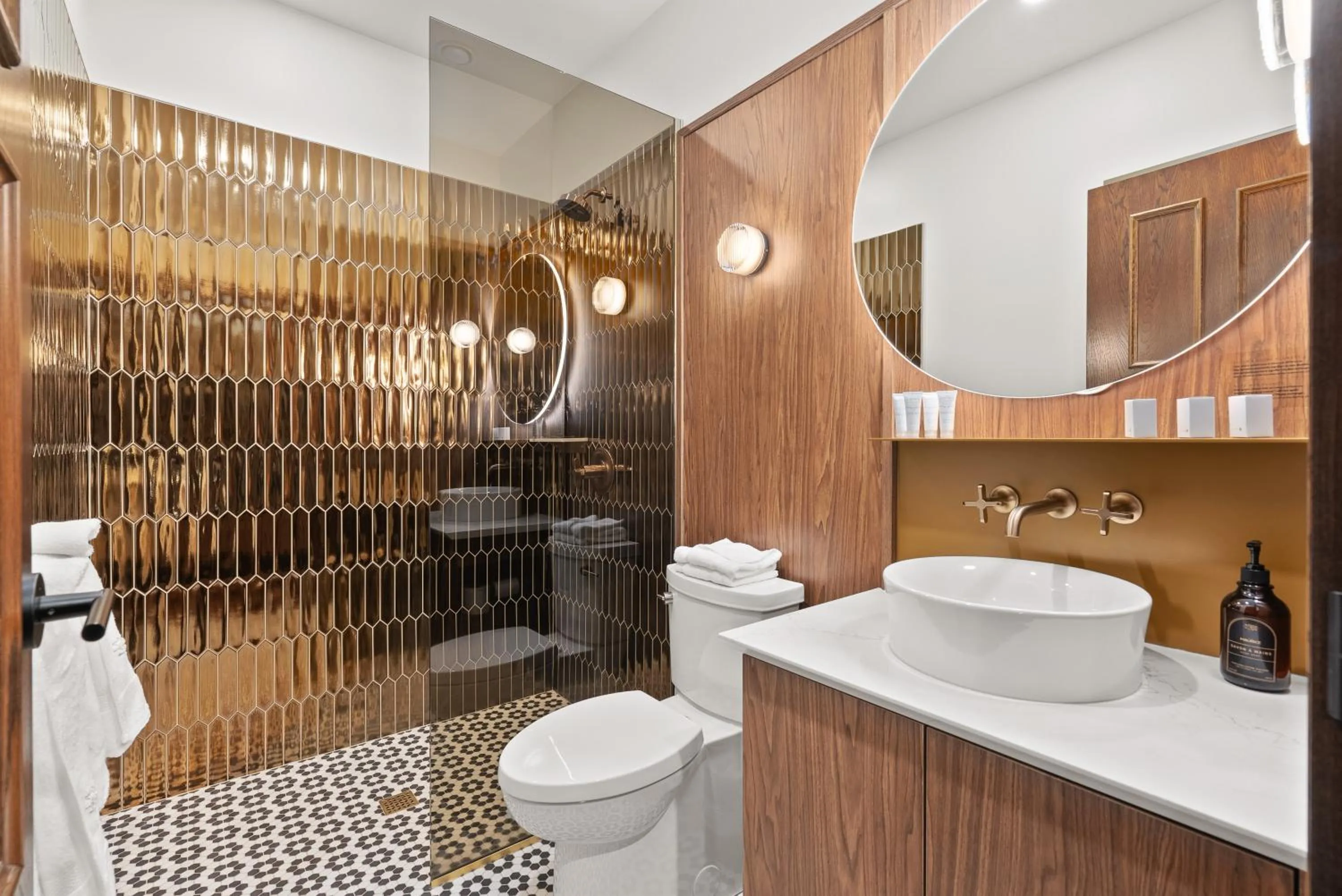 Shower in Hôtel Maurice