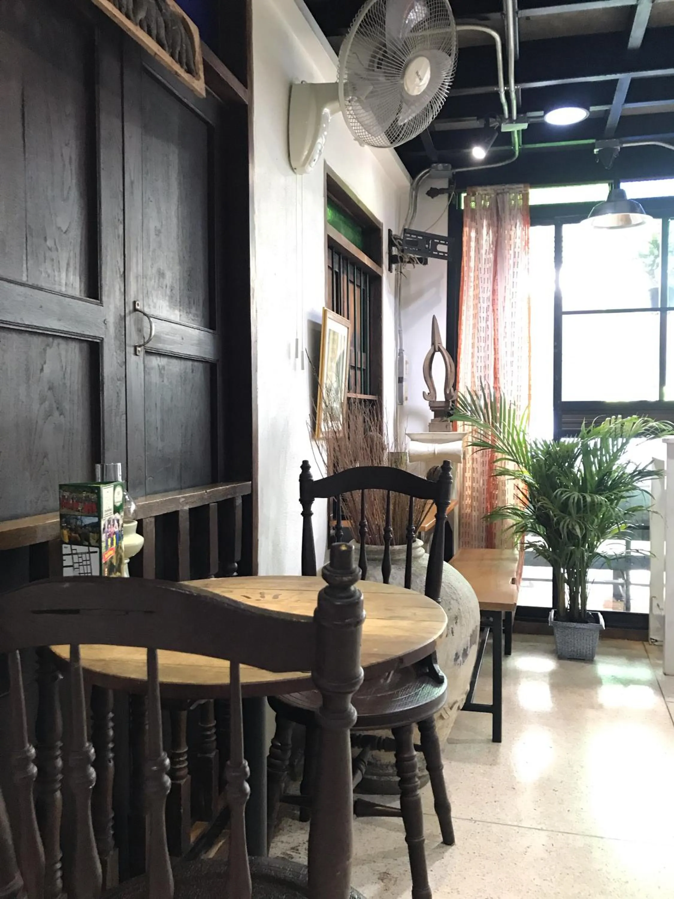 Communal lounge/ TV room in Lanna Hostel