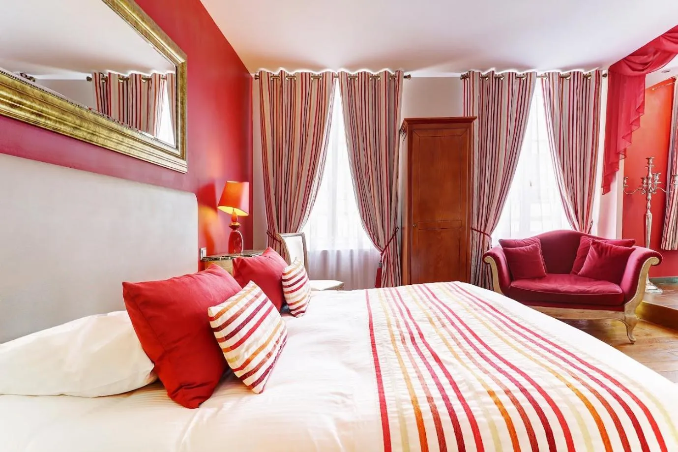 Photo of the whole room, Bed in Champagne Domaine Sacret - AY