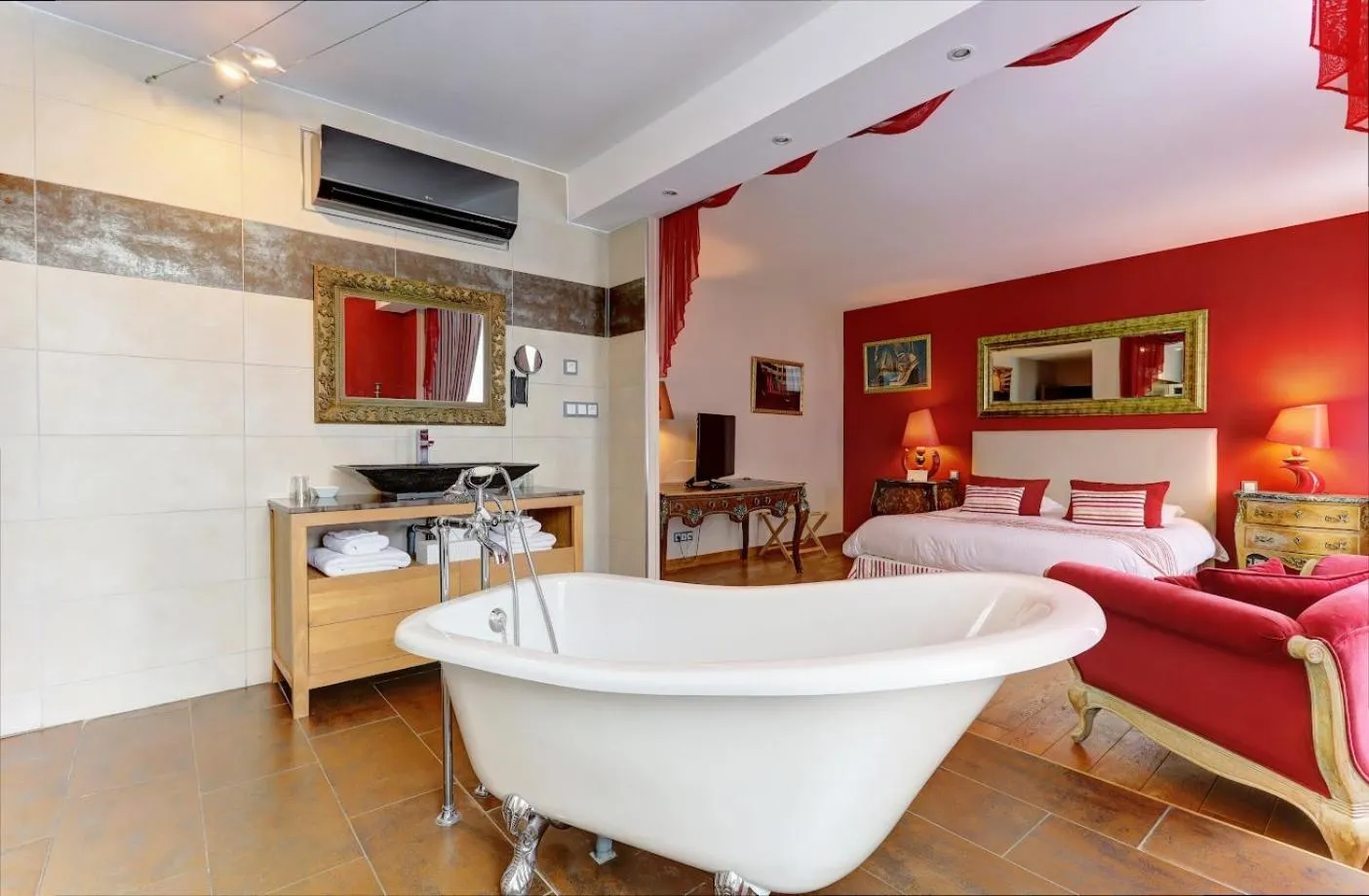 Photo of the whole room in Champagne Domaine Sacret - AY