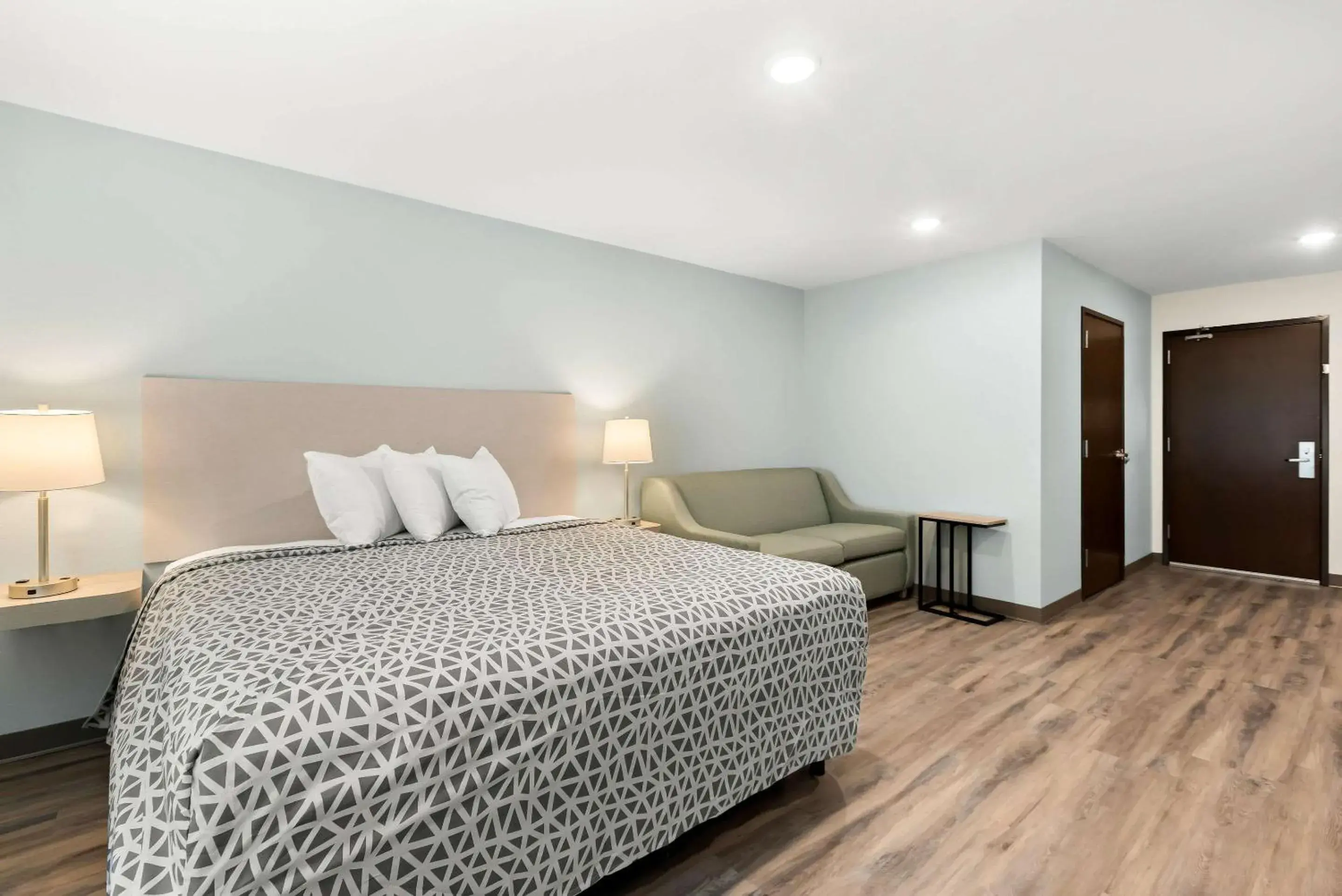 King Suite with Sofa - Non Smoking in WoodSpring Suites Savannah West Chatham Parkway King Suite with Sofa - Non Smoking in WoodSpring Suites Savannah West Chatham Parkway