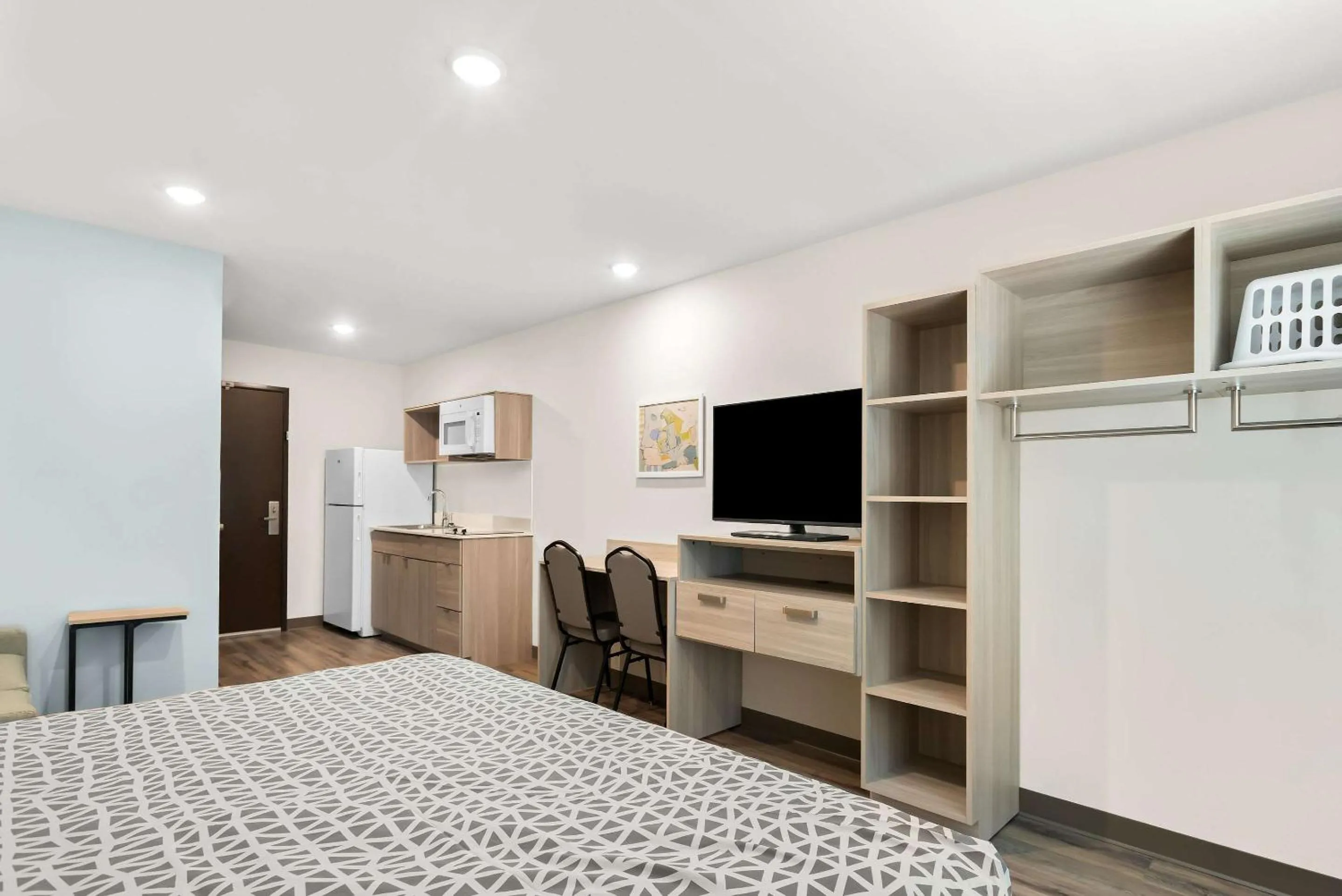 Queen Suite - Disability Access/Non Smoking in WoodSpring Suites Savannah West Chatham Parkway